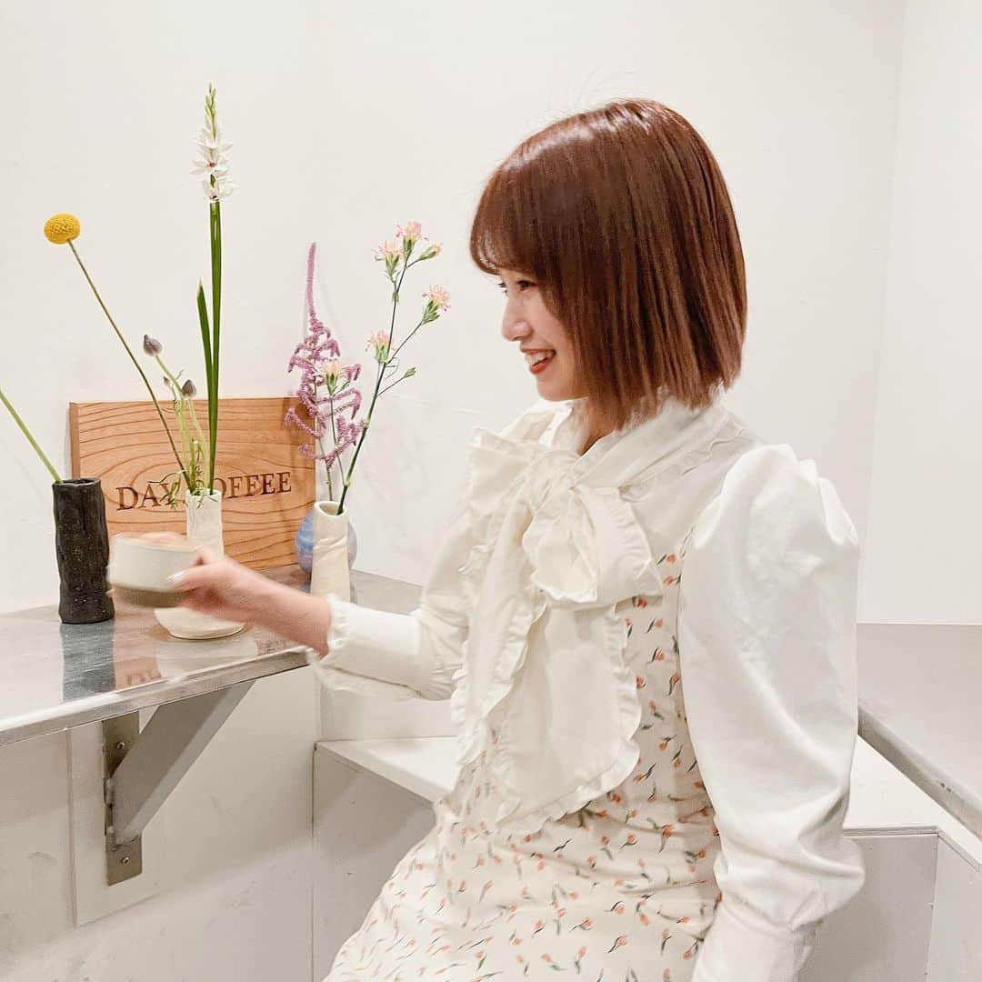 朝長美桜さんのインスタグラム写真 - (朝長美桜Instagram)「春らしいコーディネート🌷🤍 お花が飾られていて春を感じました💐  チューリップのキャミワンピに、大きなリボンブラウスを合わせました♡♡ フリルリボンが可愛い〜〜🥰  たるとと一緒にカフェに行くことが最近の楽しみです☕️🤍 ずっと膝の上に座って大人しいたるとです♡ そして、足元の写真を撮るときは必ずフレームインしてきます😂😂🤍  #miroamurette#mirofilles#フレンチガーリー#フレンチガーリーコーデ#Amy#Amyaccessory#daycoffee#ugg」3月24日 19時47分 - miochan_0517