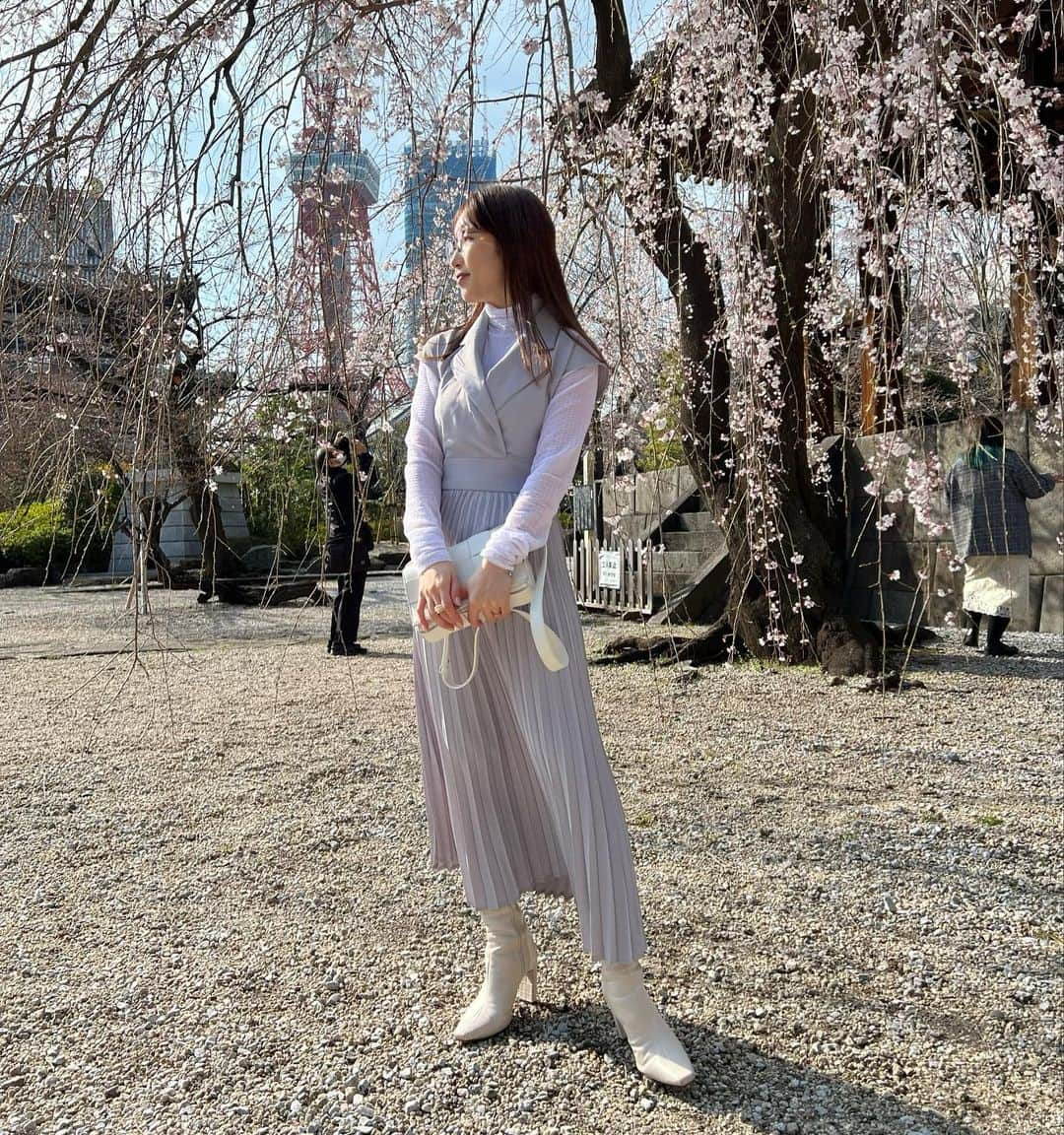 舟山久美子（くみっきー）さんのインスタグラム写真 - (舟山久美子（くみっきー）Instagram)「🌸🌸🌸🌸🌸  この季節が1番すき🥰  マシュ君に内緒でまめさんと2人お花見してきた🤫🌸笑  よく笑う息子君に日々癒されています🥺🙏 最近はちょっぴり人見知りが始まってきたのか、たまにぐずるようになりました👶成長成長✨！  お洋服はタグ付け🏷しておきます♪  #お花見  #お花見コーデ  #春コーデ  #芝公園」3月24日 20時29分 - kumikofunayama