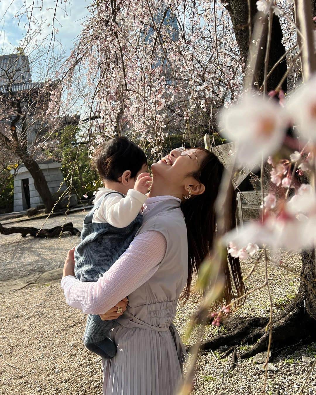 舟山久美子（くみっきー）さんのインスタグラム写真 - (舟山久美子（くみっきー）Instagram)「🌸🌸🌸🌸🌸  この季節が1番すき🥰  マシュ君に内緒でまめさんと2人お花見してきた🤫🌸笑  よく笑う息子君に日々癒されています🥺🙏 最近はちょっぴり人見知りが始まってきたのか、たまにぐずるようになりました👶成長成長✨！  お洋服はタグ付け🏷しておきます♪  #お花見  #お花見コーデ  #春コーデ  #芝公園」3月24日 20時29分 - kumikofunayama