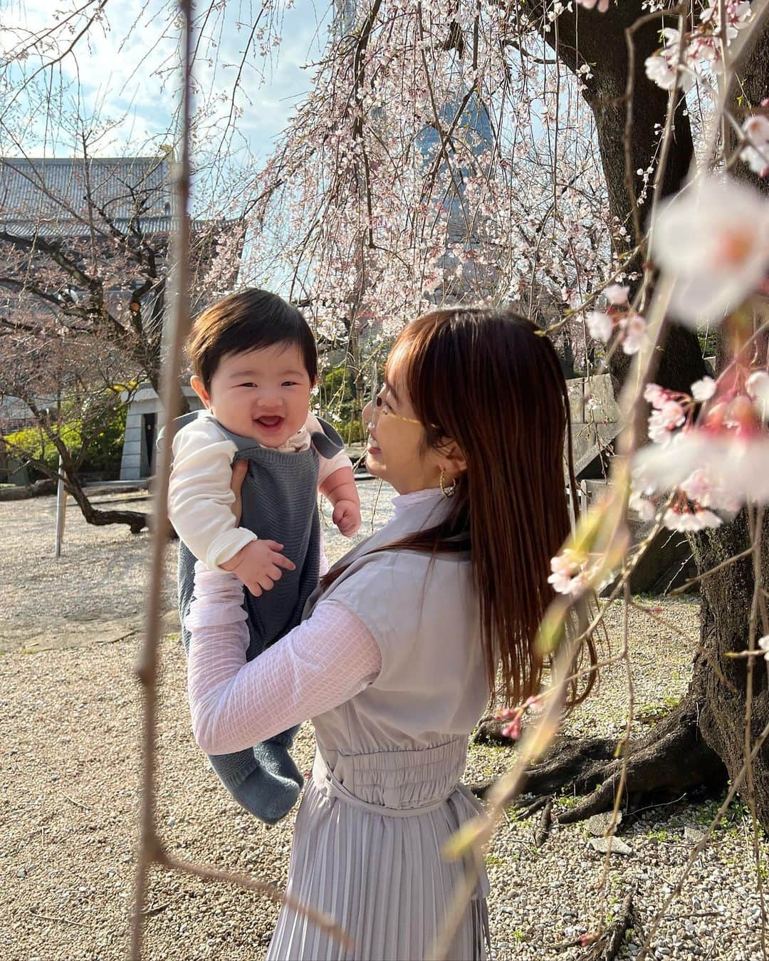 舟山久美子（くみっきー）さんのインスタグラム写真 - (舟山久美子（くみっきー）Instagram)「🌸🌸🌸🌸🌸  この季節が1番すき🥰  マシュ君に内緒でまめさんと2人お花見してきた🤫🌸笑  よく笑う息子君に日々癒されています🥺🙏 最近はちょっぴり人見知りが始まってきたのか、たまにぐずるようになりました👶成長成長✨！  お洋服はタグ付け🏷しておきます♪  #お花見  #お花見コーデ  #春コーデ  #芝公園」3月24日 20時29分 - kumikofunayama