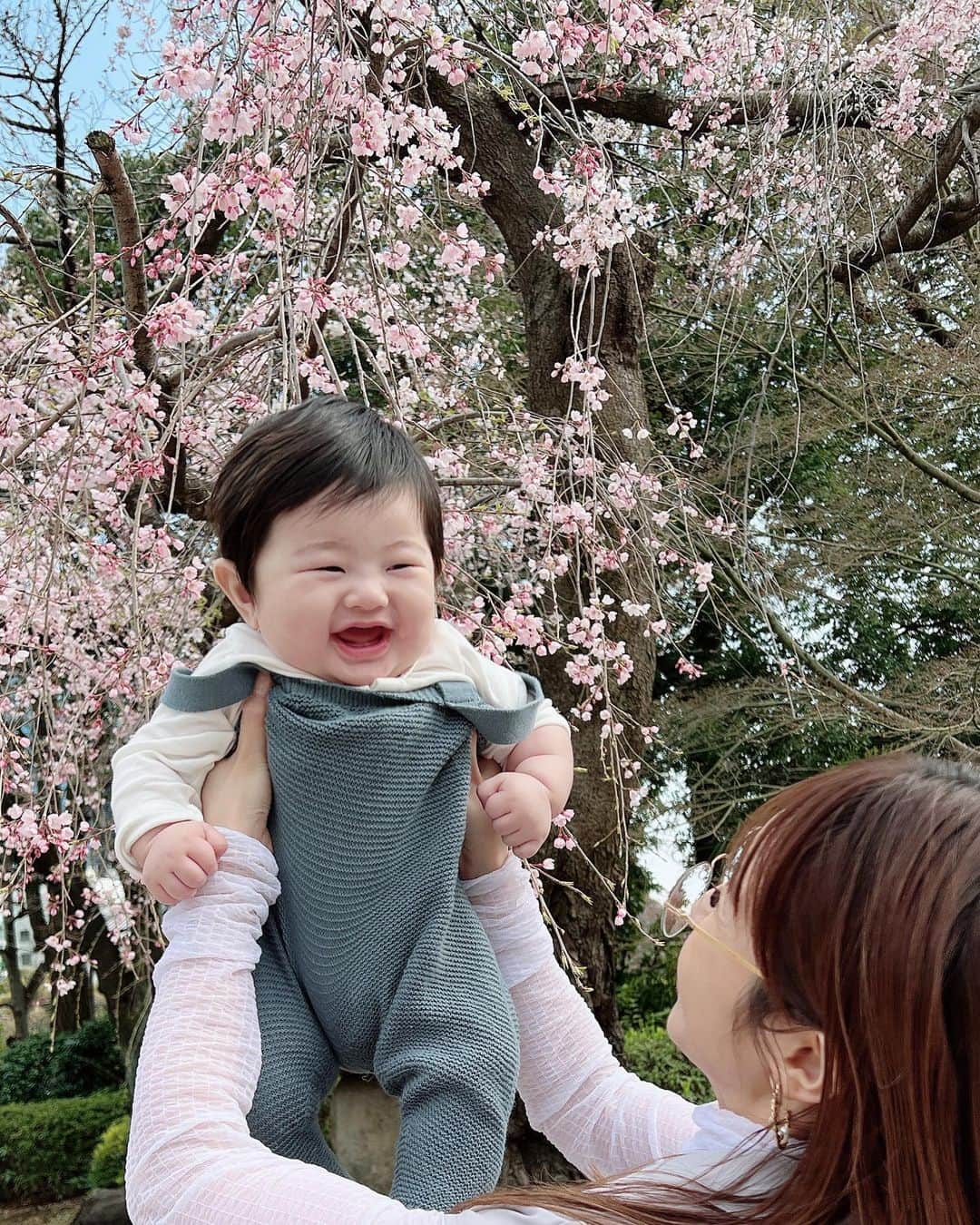 舟山久美子（くみっきー）さんのインスタグラム写真 - (舟山久美子（くみっきー）Instagram)「🌸🌸🌸🌸🌸  この季節が1番すき🥰  マシュ君に内緒でまめさんと2人お花見してきた🤫🌸笑  よく笑う息子君に日々癒されています🥺🙏 最近はちょっぴり人見知りが始まってきたのか、たまにぐずるようになりました👶成長成長✨！  お洋服はタグ付け🏷しておきます♪  #お花見  #お花見コーデ  #春コーデ  #芝公園」3月24日 20時29分 - kumikofunayama