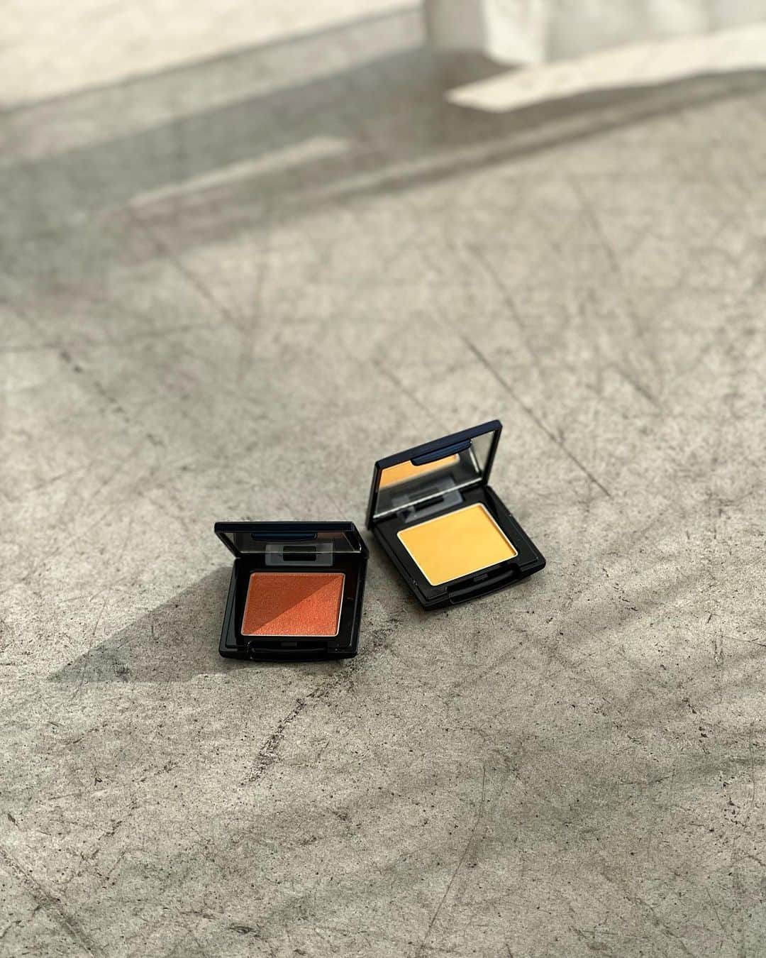 神崎恵さんのインスタグラム写真 - (神崎恵Instagram)「今日も撮影でした。 いいお天気に誘われて、私服は淡いトーンで。 アイカラーはイエローとオレンジを組み合わせました🍊🍋🍍 コーンフラワーブルーのbagと透明のピアスがかわいいんです。 上から巻いた髪をささっと三つ編み🍤 今日も一日お疲れ様でした☺︎  @delvaux /bag #elegance / eye color エレガンス　ラズル　アイカラー11.21 #suqqu /lip」3月24日 20時41分 - megumi_kanzaki