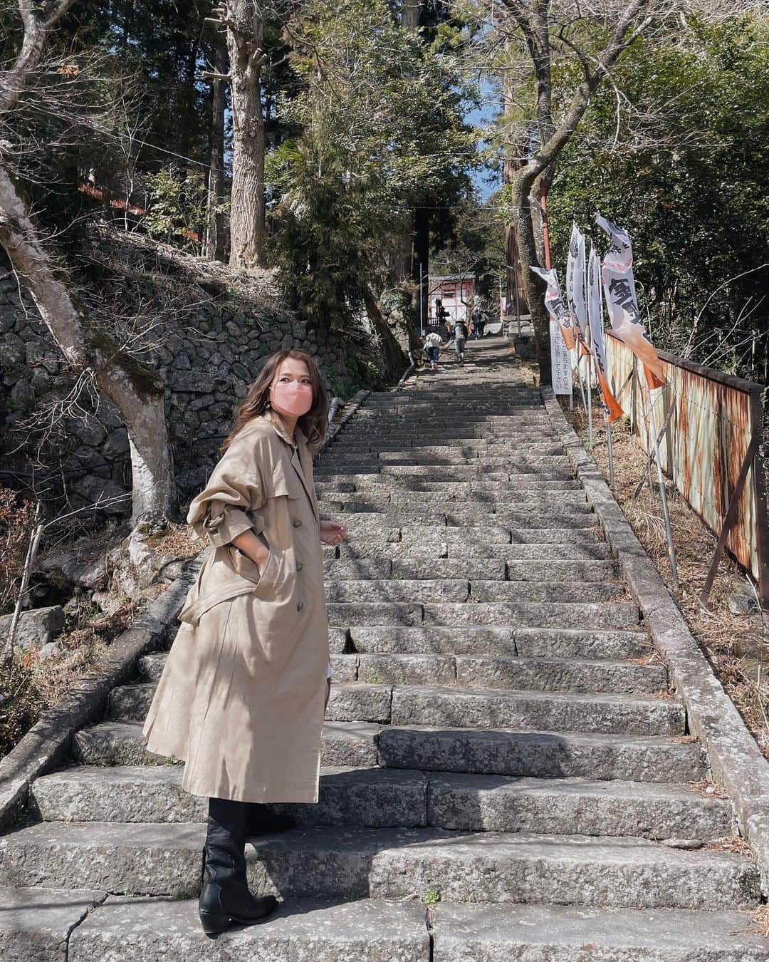 misatoさんのインスタグラム写真 - (misatoInstagram)「・  𝘾𝙧𝙮𝙨𝙩𝙖𝙡 𝙛𝙤𝙪𝙣𝙩𝙖𝙞𝙣 📍𝘠𝘢𝘮𝘢𝘯𝘢𝘴𝘩𝘪 . . 今月はお誕生日月間ということで 私の行きたいところ、 してみたいこと優先月間🥳 . . えいこちゃんのストーリーズで見て 気になってた昇仙峡に行ってきたよ⛰💎 . . まずは… 水晶発祥の地という 金櫻神社へ🌸⛩✨ . 急な階段を登った先に立派な御社殿が♡ 4、5月は桜が見頃だそう🌸 . そして… こちらの御朱印がなんと水晶製💎 そろそろ御朱印帳を始めようかと 思っていたタイミングだったので 家族に “今日から御朱印帳始めます”宣言✋をして 御朱印を頂いてきました♡ . . . . 神社の後はお待ちかねの昇仙峡💎 . . 至る所に天然石博物館やお店があって 研磨職人の方のお話が聞けたり お店の方も気さくに色々教えて下さって 天然石好きな長男と私は大興奮♡ . . あちこちじっくり見過ぎて時間が全く足りない‼︎ 行けなかったお店もあるし 影絵美術館も行きたいし 山下清展🍙も見たい♡ 通常、メインのはずの滝は 一瞬だけ見て帰りました🤣 次回はもう少しゆっくり見たいな🥺w . . ストーリーズで反響が凄かった 水晶洞窟やクリスタルサウンドの動画は 是非見てほしい💎♡ 6、7枚目をCHECK!! . . . . . #日帰り旅行 #山梨#甲府#昇仙峡#子連れ旅行 #丸顔の休日#天然石#金櫻神社#手打ちうどんとだ #家族写真#家族#familyphoto#パワースポット#水晶#参拝#ママコーデ#キッズコーデ#ママファッション#アラフォーコーデ #アラフォーママ #インハウスデザイナー#webデザイナー#親子コーデ#トレンチコート」3月24日 21時10分 - leialoha319