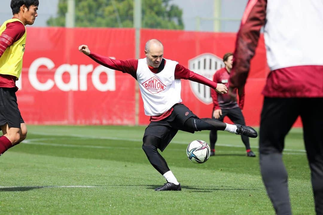 アンドレス・イニエスタさんのインスタグラム写真 - (アンドレス・イニエスタInstagram)「Vuelta a los entrenamientos! 😃⚽️  今日から練習スタート 😃⚽」3月24日 21時19分 - andresiniesta8