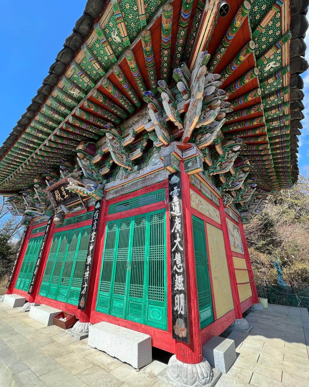 佐野真彩さんのインスタグラム写真 - (佐野真彩Instagram)「今月は福生、あきる野の自転車の旅へ🚴‍♀️ #妙見宮 は飛鳥時代後期に創建された古代百済様式の建物で、 韓国人の職人達により復元されたそう。 韓国らしい鮮やかな色合いが特徴的！  ランチは #NICOLA へ🍕 ずっと行きたかったので、念願叶って✨ 美味しかったなぁ🤤  そして、放送エリアの駅に５枚目のポスターが掲載されています✨ 光栄です。ぜひ探してみてくださいね🔎 福生、羽村、小作など...  #自転車番組　#チャリ娘　#サイクリングウェア　#サイクリング女子　#ティゴラ　#tcn #福生グルメ　#nicolaピザ　#あきる野農園　#goodkings」3月24日 21時21分 - sano.maya