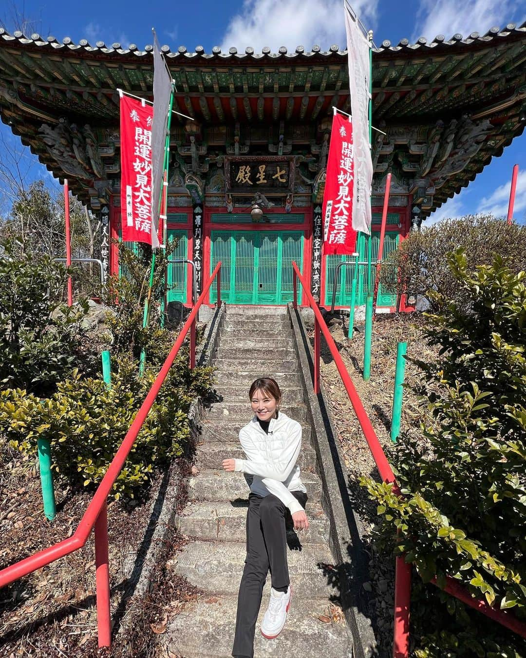 佐野真彩さんのインスタグラム写真 - (佐野真彩Instagram)「今月は福生、あきる野の自転車の旅へ🚴‍♀️ #妙見宮 は飛鳥時代後期に創建された古代百済様式の建物で、 韓国人の職人達により復元されたそう。 韓国らしい鮮やかな色合いが特徴的！  ランチは #NICOLA へ🍕 ずっと行きたかったので、念願叶って✨ 美味しかったなぁ🤤  そして、放送エリアの駅に５枚目のポスターが掲載されています✨ 光栄です。ぜひ探してみてくださいね🔎 福生、羽村、小作など...  #自転車番組　#チャリ娘　#サイクリングウェア　#サイクリング女子　#ティゴラ　#tcn #福生グルメ　#nicolaピザ　#あきる野農園　#goodkings」3月24日 21時21分 - sano.maya