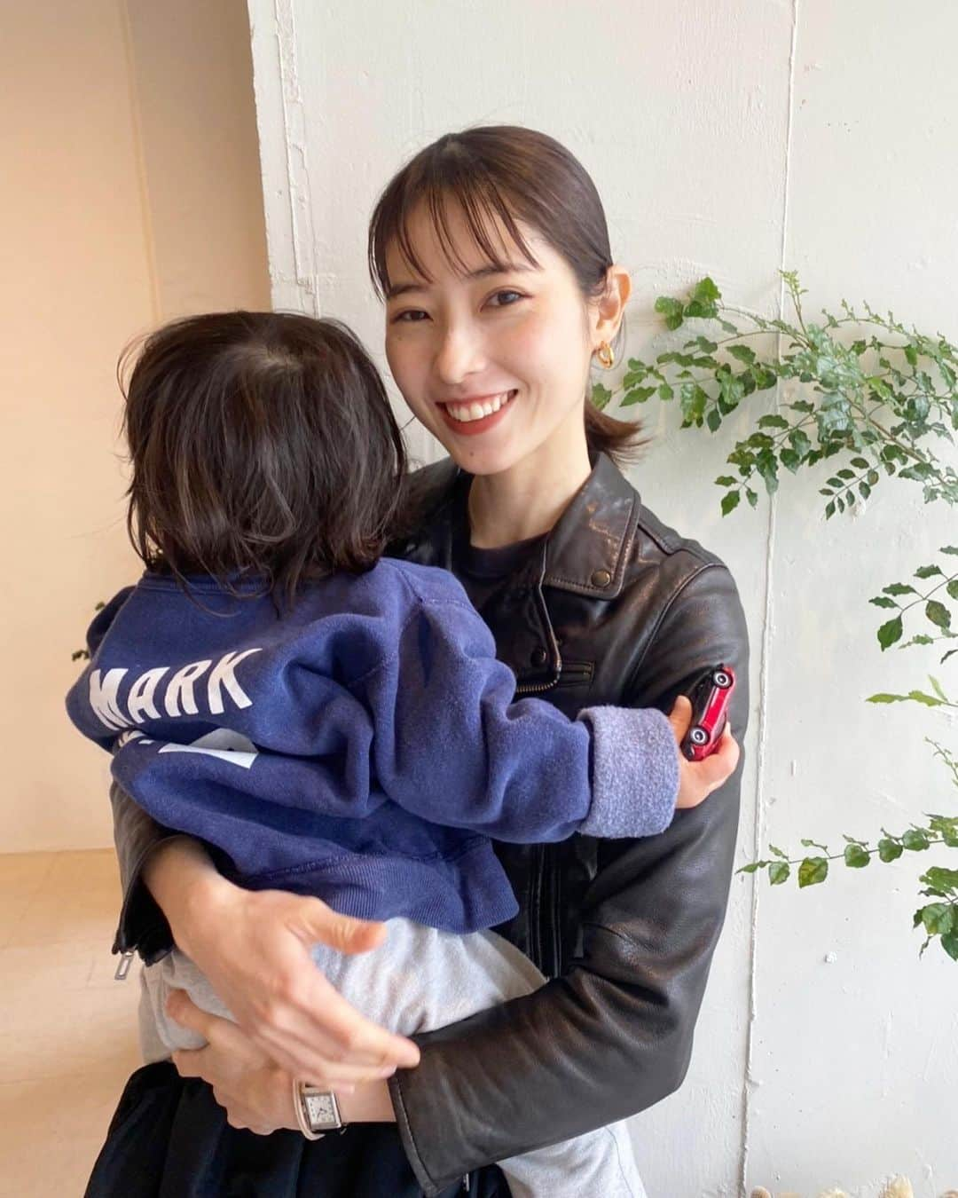 松本ゆいさんのインスタグラム写真 - (松本ゆいInstagram)「息子のファーストカット👶🏻 クルクルの部分が無くなるのが惜しくて結局残した髪型に。笑 大泣きもしたけどなんとか切らせてくれて良かった😂 私もサクッと前髪だけ😂 柳さんありがとうございました🥺💕 #hair#まつゆいと息子#今日のまつゆい#1歳9ヶ月#babyboy#kids#kidshaircut」3月24日 21時25分 - yui_m106