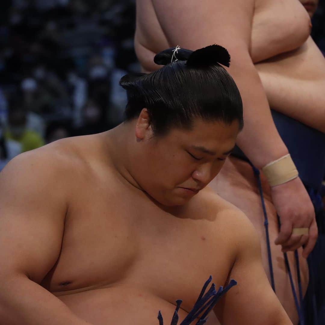 日本相撲協会さんのインスタグラム写真 - (日本相撲協会Instagram)「大相撲三月場所 十二日目！ 若隆景、髙安が1敗を守り、御嶽海と琴ノ若が3敗に。 優勝争いから目が離せません！！  @sumokyokai  #大相撲 #sumo #相撲 #力士 #お相撲さん #japanphoto #sumowrestlers #japanculture  #三月場所 #3月場所 #春場所 #大阪場所 #髙安 #御嶽海 #若隆景 #琴ノ若 #正代 #貴景勝」3月24日 21時44分 - sumokyokai