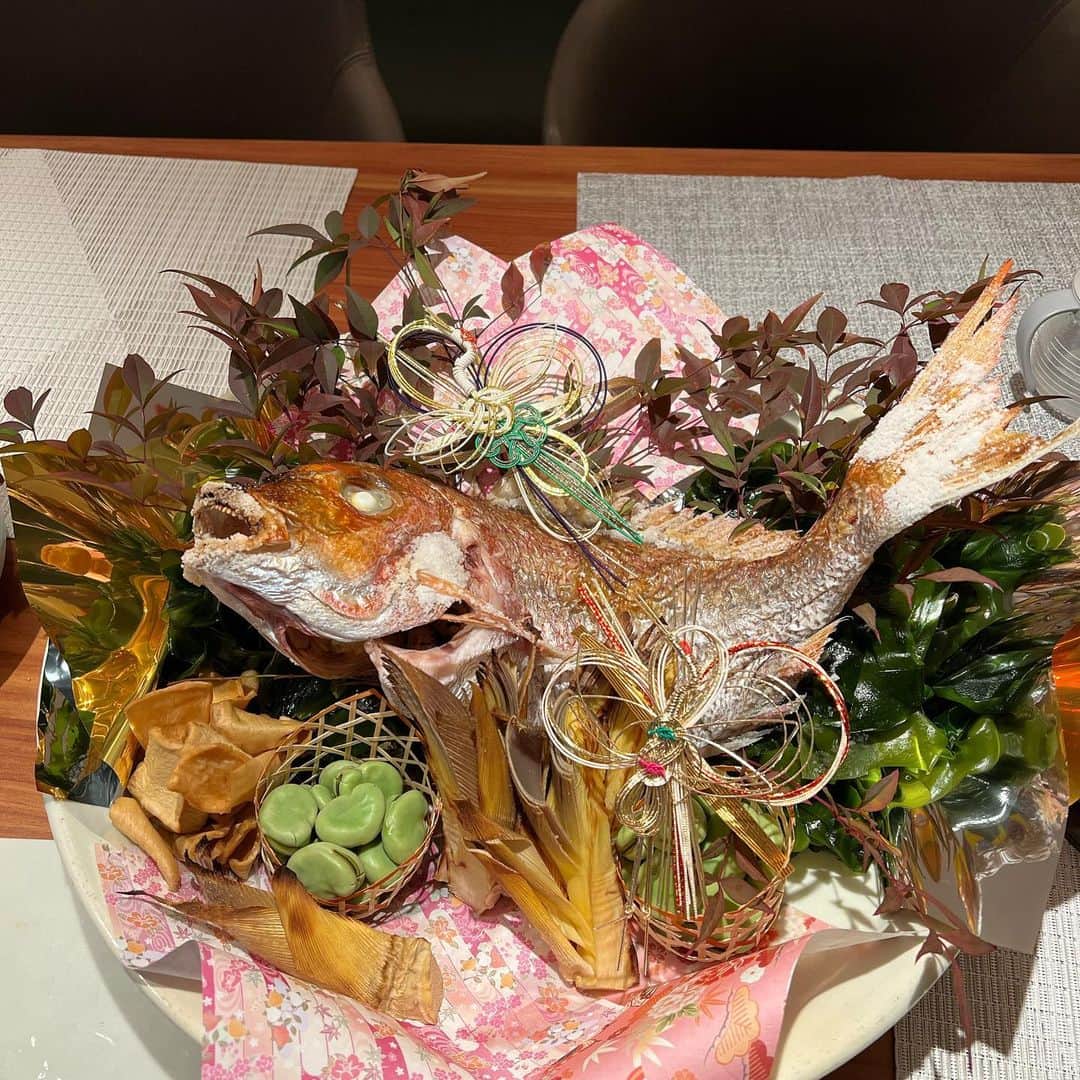 柳田悠岐さんのインスタグラム写真 - (柳田悠岐Instagram)「開幕前日。なか尾さんに鯛の差し入れいただきました！おいしくいただきました！ありがとうございます！ #なか尾  #鯛  #縁起物」3月24日 21時47分 - gita19881009