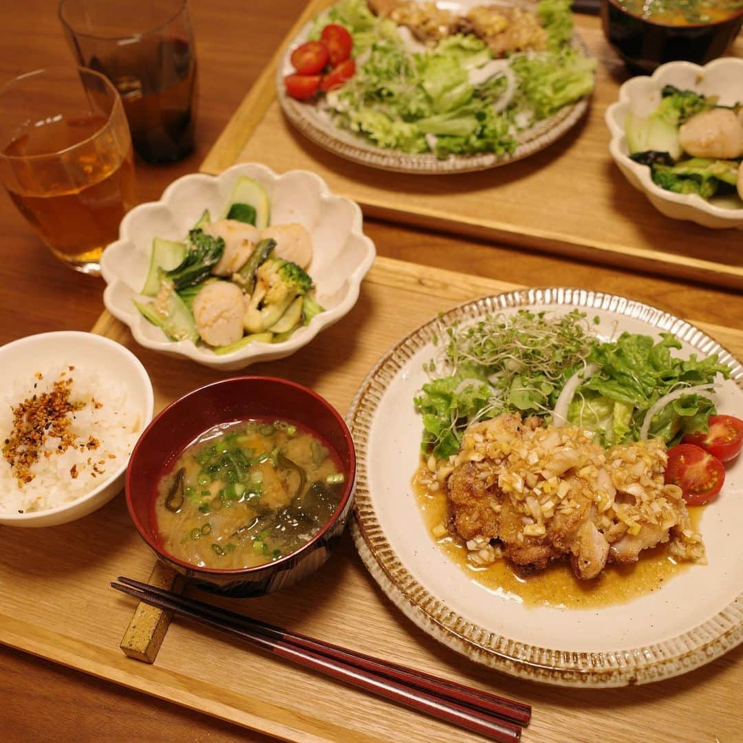 佐藤優里亜さんのインスタグラム写真 - (佐藤優里亜Instagram)「久しぶりの油淋鶏🥢 チキン半分です。サクザク衣でボリュームたっぷりに感じます。 ふるさと納税で届いたぷりぷりのホタテが美味しい🤍 表面焼いて中はレアで食べるのが好きです。(炒め物の時はホタテを表面だけ両面じっくり焼いて一度取り出して最後に葉物と一緒に和えるイメージ！) ・ ✔︎たっぷり野菜と油淋鶏 ✔︎具沢山お味噌汁 ✔︎青梗菜とホタテの塩麹炒め ✔︎寒天ごはんにラー油ごまふりかけ ・ #ゆりあごはん #今日のごはん #油淋鶏 #中華 #腸活 #塩麹」3月24日 21時59分 - yuriang_