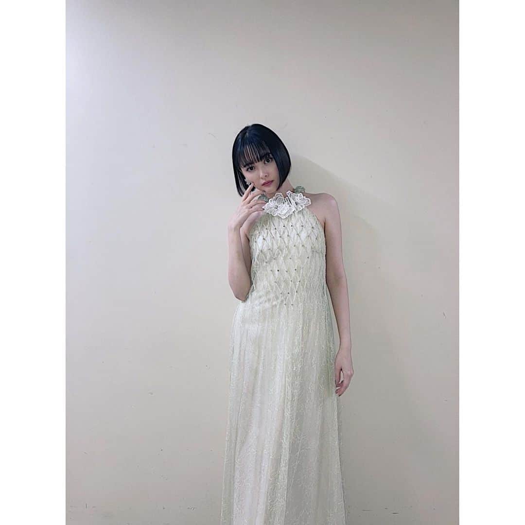 玉城ティナさんのインスタグラム写真 - (玉城ティナInstagram)「ホリック #𝑥𝑥𝑥𝐻𝑂𝐿𝑖𝐶 完成披露試写会のときの🍚  有観客での舞台挨拶がほんとーー に久しぶりで、、、、嬉しかった。  衣装はお花ついててデコルテも綺麗に見えそうな ラインの綺麗なドレスにしました👗  メイクは、グレーっぽいシャドウをわりと強めに 入れてるからラインは無しでハイライトで艶を足しております👁  4月29日公開です🧖‍♀️🧖‍♀️🧖‍♀️」3月24日 23時05分 - tinapouty