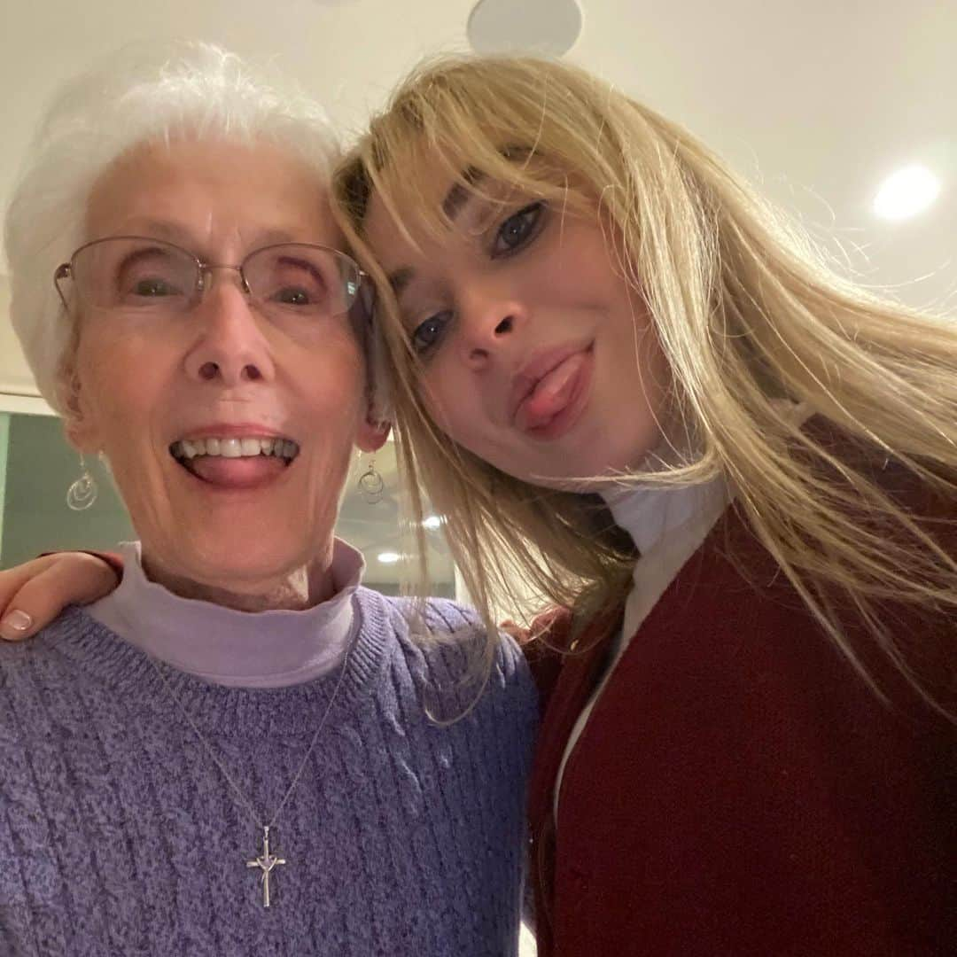 サブリナ・カーペンターさんのインスタグラム写真 - (サブリナ・カーペンターInstagram)「i’m very grateful i got to hold your hand one last time   I couldn’t have dreamt up a better grandma than you. you were always so interested in the details that most people look right past, you made every person you spoke to feel so individually important. you gave me so much authentic genuine love for so much of my life and i will never take that for granted. i really miss my biggest fan.   I hope you are reunited with frank & steve and i hope they have ping pong and understand your sarcasm up there  nothing is or will ever be the same without you here   I love you g’ma <3 forever n ever  Rest In Peace」3月25日 3時14分 - sabrinacarpenter