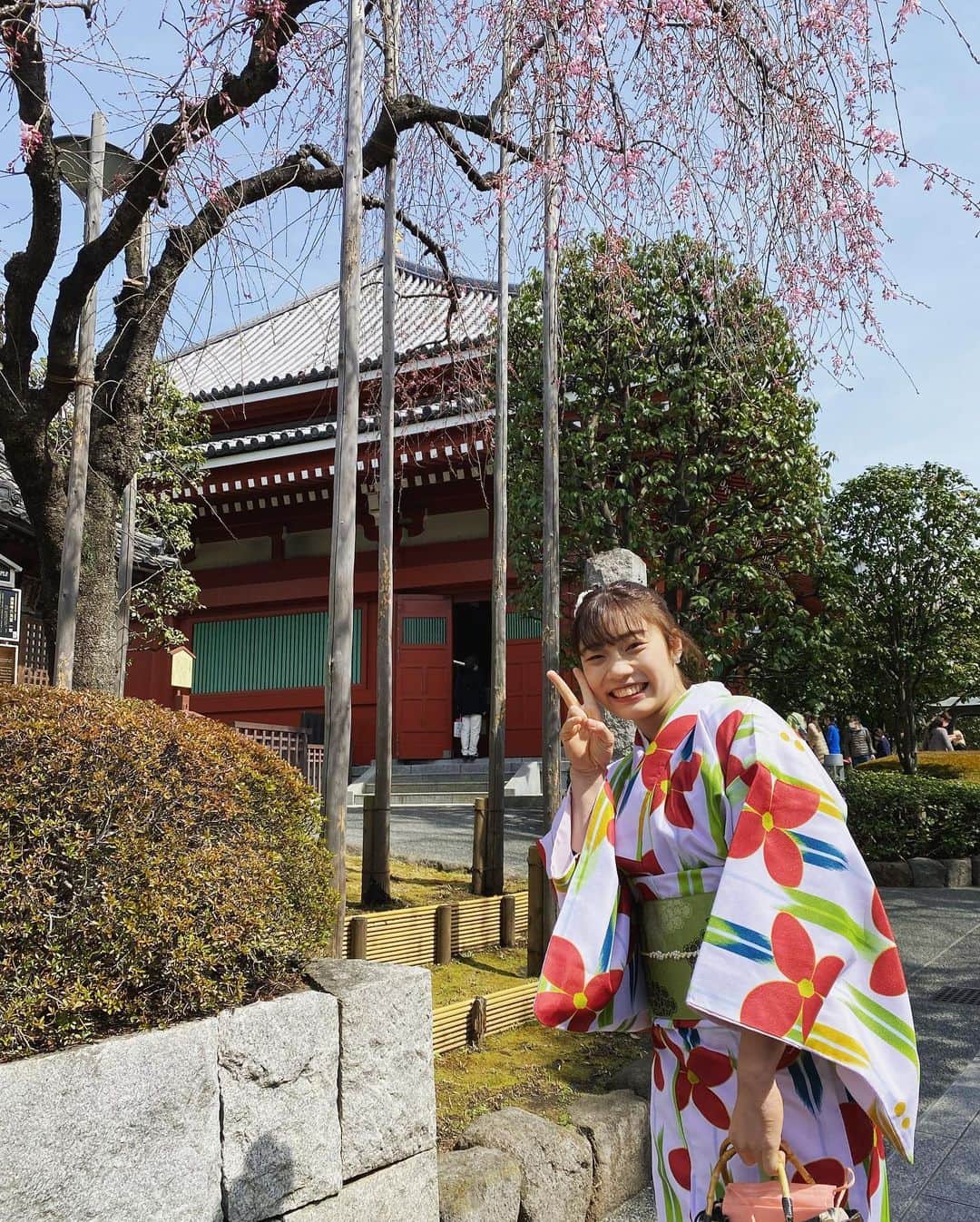 内山由綺さんのインスタグラム写真 - (内山由綺Instagram)「ちょっと前に着物を着ました👘 ※写真の時だけマスク外しています  I wore a kimono a while ago 👘  #kimono #gymnastics #gymnast #asakusa #着物　#桜🌸　#ちょっと咲いてた」3月25日 7時40分 - yuki_gym_smile