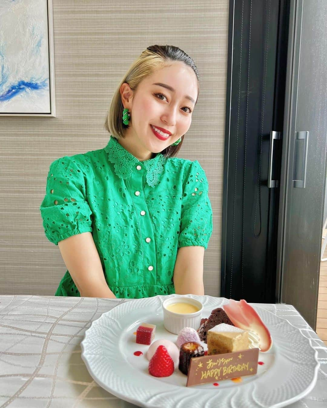 梅谷安里さんのインスタグラム写真 - (梅谷安里Instagram)「🌴🌴🌴 今日で32歳🤭 この間、ママとパパにお誕生日お祝いしてもらったよ🥂 久しぶりの３人で外食 お天気良くて楽しかったなん💚🌈 #いつもありがとう #myfamily#love #birthday#325」3月25日 8時57分 - anriworld