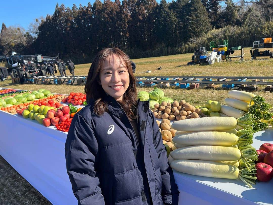 石川佳純さんのインスタグラム写真 - (石川佳純Instagram)「*** 全農さんのCM 「つながる食卓」に出演させて頂きました😄。 太陽の下、色とりどりの野菜たちがとても綺麗でした☀️ 愛情を込めて作られた野菜を、常に感謝の気持ちをもって頂きたいです🍅🍆🧅🥦🫑🥕 #農家の皆さんありがとう #全農」3月25日 10時48分 - kasumi.ishikawa_official