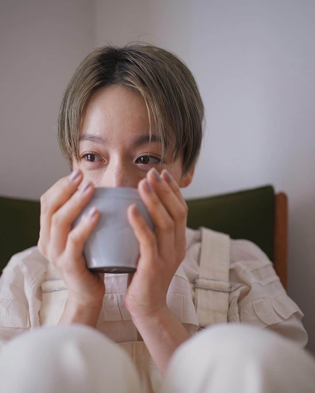 高山都さんのインスタグラム写真 - (高山都Instagram)「朝ごはんがわりのホットカフェオレの日。 先日、マグカップより大きいカフェオレボウルをいただいたから、たっぷり飲みたいときはこれを選んでハグ飲みを☕️ より香りが楽しめる気がします。 温めた豆乳にサッと溶かして、自分好みの濃さや甘さに仕上がるし、簡単なのに美味しくて、あったかくて優しい味でお腹が満たされる。 「ブレンディ®」インスタントコーヒーは温かい豆乳にはもちろん冷たい豆乳やミルクにもすぐ溶けるし、ミルクとコーヒーの甘い香りが引き立つカフェオレを楽しめるので、カフェオレ好きのためのインスタントコーヒーです。 夏は、濃いめに作って氷入れて飲みたいなー。  #カフェオレ好きにはブレンディ　#カフェオレ　#ハグ飲み 　#pr  #Blendy #ブレンディ #カフェオレボウル #カフェオレ好き #コーヒーのある暮らし #癒しの時間」3月25日 11時28分 - miyare38