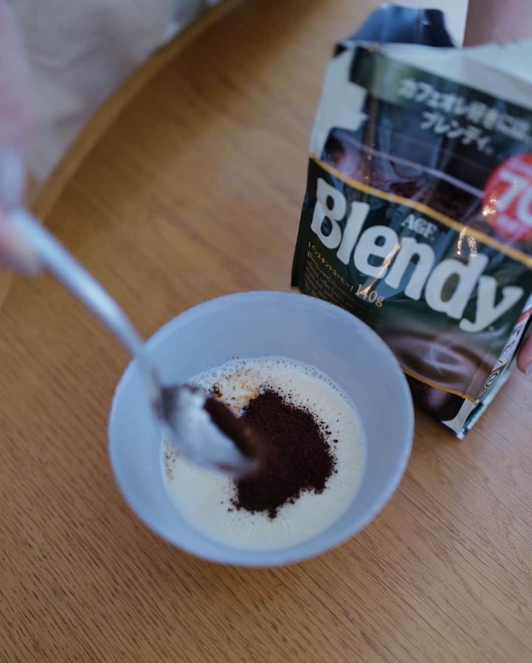 高山都さんのインスタグラム写真 - (高山都Instagram)「朝ごはんがわりのホットカフェオレの日。 先日、マグカップより大きいカフェオレボウルをいただいたから、たっぷり飲みたいときはこれを選んでハグ飲みを☕️ より香りが楽しめる気がします。 温めた豆乳にサッと溶かして、自分好みの濃さや甘さに仕上がるし、簡単なのに美味しくて、あったかくて優しい味でお腹が満たされる。 「ブレンディ®」インスタントコーヒーは温かい豆乳にはもちろん冷たい豆乳やミルクにもすぐ溶けるし、ミルクとコーヒーの甘い香りが引き立つカフェオレを楽しめるので、カフェオレ好きのためのインスタントコーヒーです。 夏は、濃いめに作って氷入れて飲みたいなー。  #カフェオレ好きにはブレンディ　#カフェオレ　#ハグ飲み 　#pr  #Blendy #ブレンディ #カフェオレボウル #カフェオレ好き #コーヒーのある暮らし #癒しの時間」3月25日 11時28分 - miyare38
