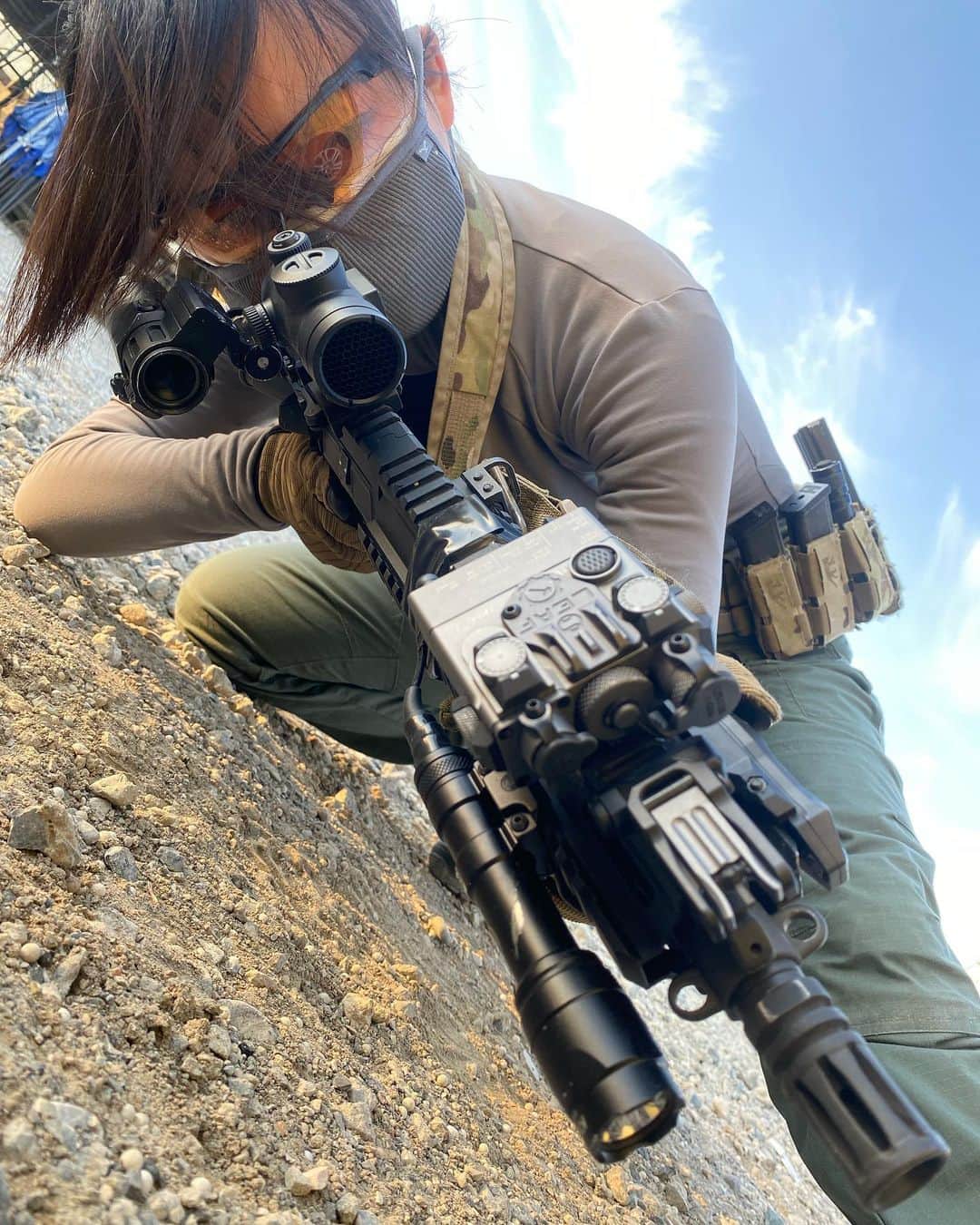 みりどる乙夜さんのインスタグラム写真 - (みりどる乙夜Instagram)「NOVEL ARMS "SURE HIT ARS" 大口径レンズなのに軽量コンパクトなチューブダットサイト。 視界がワイドでクリアな上に、2MOAのシャープなドットがさらに見やすい！照度は11段階調整できて、ナイトビジョンにも対応しています。 ブースターと併用して、HK416Dに載せてみました。 フロントモリモリで重いので、軽量ダットサイトは助かります😌 さらに、対物レンズ側の保護カバーやキルフラッシュ付きなのが嬉しい🙌  #novelarms #optics #scope #dotsight #shooting #rifle #gun #assaultrifle #hk416 #gunshooting #tacticaltraining #tactical #combatsports #essjapan #crossblade #eyewear #eyeprotection #military #militarywomen #surefire #piggloves #vehicle #polaris #シューティング #ダットサイト #ars #サバイバルゲーム #タクティカルトレーニング #ミリドル #乙夜」3月25日 11時56分 - itsuya_miridoru