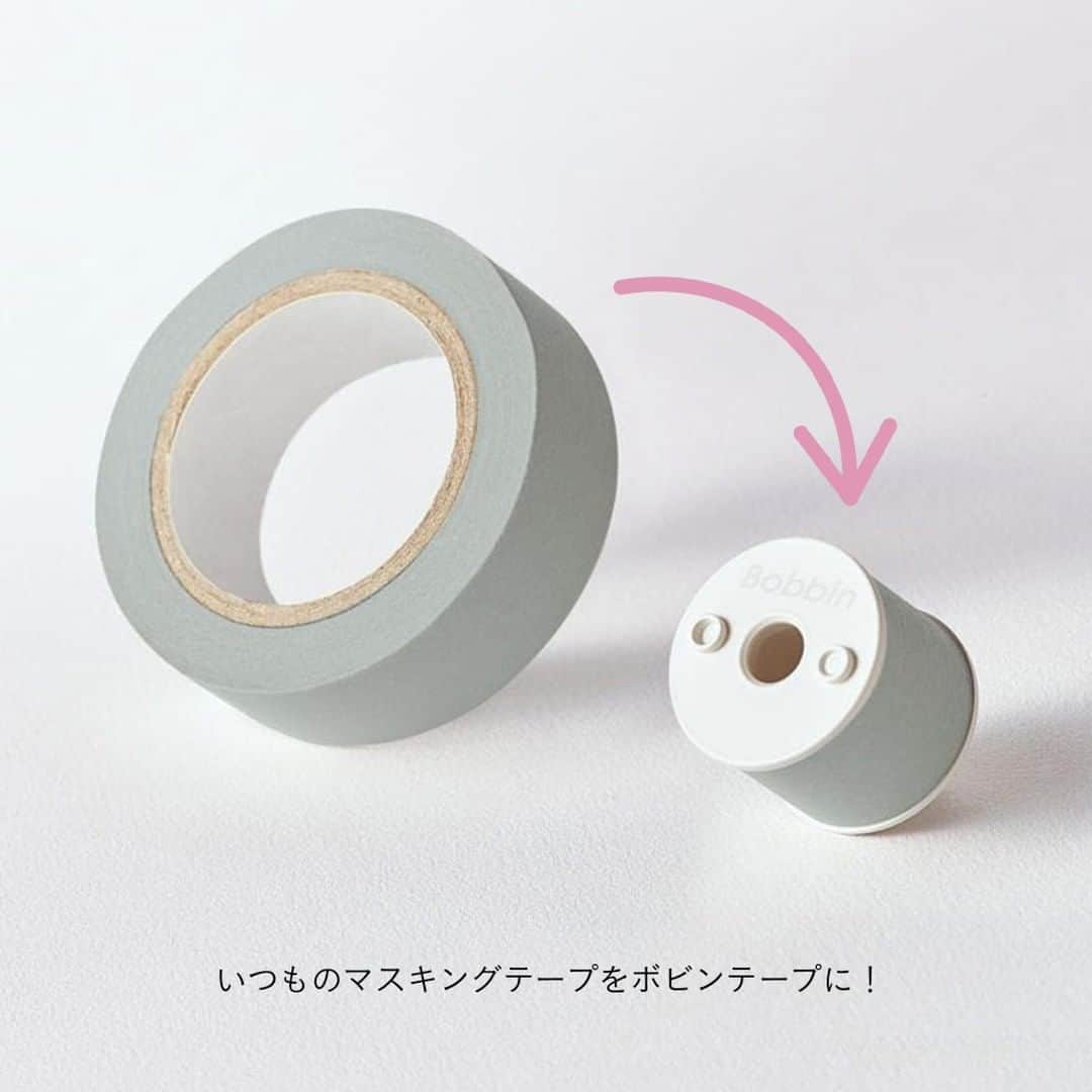 カインズさんのインスタグラム写真 - (カインズInstagram)「かわいいマスキングテープを見つけると、ついつい買ってしまいませんか♪ でも、収納や持ち運びに悩みが。。。  そんな悩みを解決してくれるのが「Bobbin」です。文房具メーカーのKOKUYO（ @kokuyo_st ）さんが開発したマステをコンパクトにできるアイテム。テープやケースなどがラインナップされ、マステがもっと楽しくなると文具女子の間で話題となっています。  マステを「コマキキ」にセットしてハンドルをくるくる回すだけで、小さなボビンテープが完成。 そう、いつものマステがミニサイズになるんです。 ミニサイズならば学校や職場に持っていくものラクですし、友達とのおすそ分けにも手軽にできますね。  ちょっと話は変わりますが、「コマキキ」ってかわいい名前だと思いませんか？  KOKUYOさんから聞いたところ、小巻き機をイメージしているとのこと。  カインズ限定として、落ち着いた印象の「くすみピンクカラー」のBobbinツールセットをご用意。  マステを使って、手帳や仕事道具をかわいくオシャレにアレンジしちゃいましょう。  ■【数量限定】コクヨ 限定カラーボビンセット くすみピンク 価格 1,380円 （税込） https://www.cainz.com/g/4901480375762.html ※限定品により、なくなり次第終了となります。  ○マスキングテープともっと楽しく コクヨ Bobbin（ボビン） https://www.cainz.com/contents/household-supplies/bobbin.html  ※一部店舗では売価が異なる場合がございます。 ※一部店舗、オンラインショップではお取り扱いがない場合がございます。ご了承ください。 ※商品のデザインや仕様などは予告なく変更になる場合がございます。  #cainz #cainzhome #カインズ #カインズホーム #くらしにららら #マステ巻き巻き #kokuyo #bobbin #コクヨボビン #コマキキ #ボビンでまきまき #マスキングテープ #マステ #ボビン収納　#文具収納　#文房具収納 #マステ沼 #マステ活用 #マステ好き #マステ収納 #文房具好き #手帳好き #文具女子 #手帳タイム #おうちノート部 #シール貼り隊 #手帳ゆる友」3月25日 12時01分 - cainz_official
