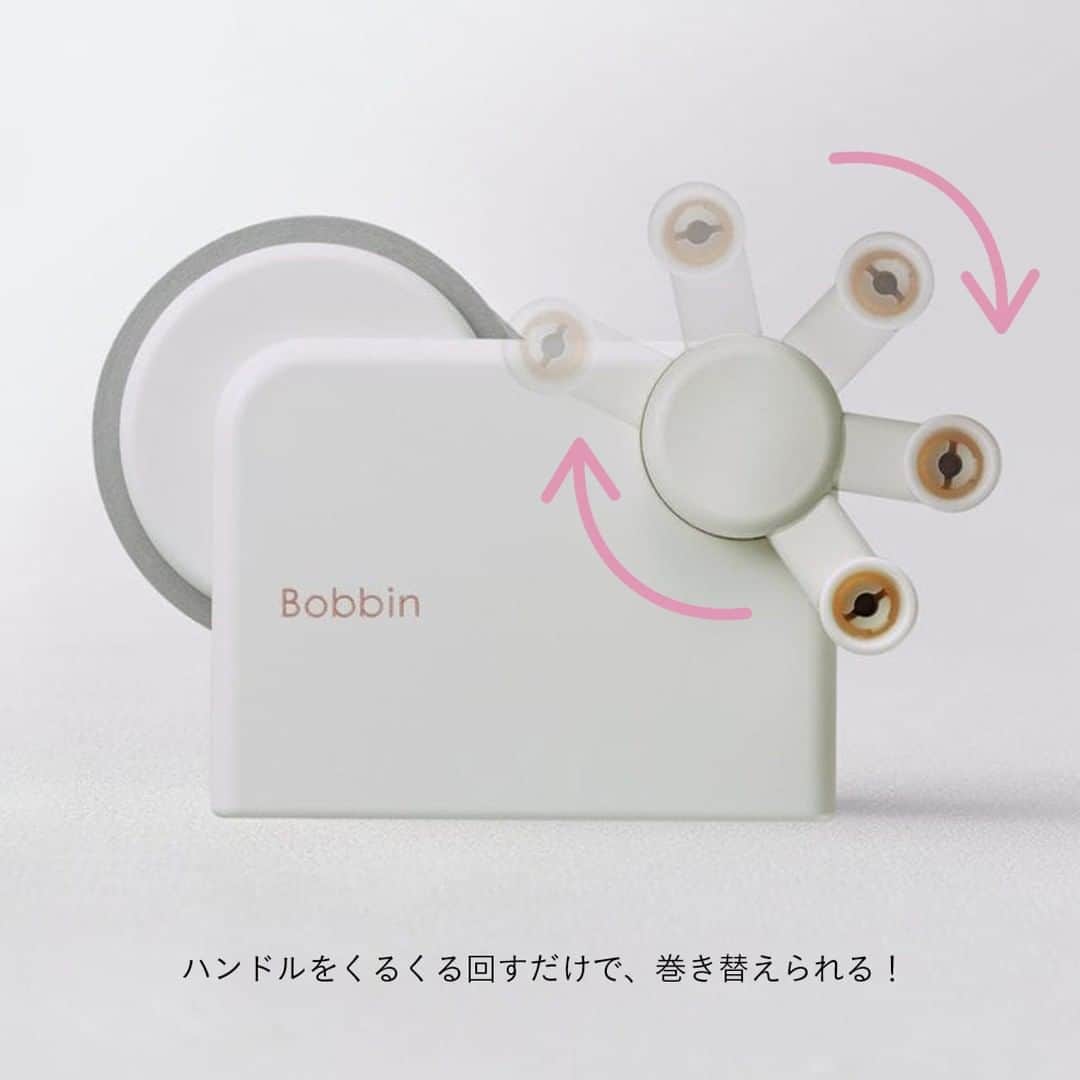 カインズさんのインスタグラム写真 - (カインズInstagram)「かわいいマスキングテープを見つけると、ついつい買ってしまいませんか♪ でも、収納や持ち運びに悩みが。。。  そんな悩みを解決してくれるのが「Bobbin」です。文房具メーカーのKOKUYO（ @kokuyo_st ）さんが開発したマステをコンパクトにできるアイテム。テープやケースなどがラインナップされ、マステがもっと楽しくなると文具女子の間で話題となっています。  マステを「コマキキ」にセットしてハンドルをくるくる回すだけで、小さなボビンテープが完成。 そう、いつものマステがミニサイズになるんです。 ミニサイズならば学校や職場に持っていくものラクですし、友達とのおすそ分けにも手軽にできますね。  ちょっと話は変わりますが、「コマキキ」ってかわいい名前だと思いませんか？  KOKUYOさんから聞いたところ、小巻き機をイメージしているとのこと。  カインズ限定として、落ち着いた印象の「くすみピンクカラー」のBobbinツールセットをご用意。  マステを使って、手帳や仕事道具をかわいくオシャレにアレンジしちゃいましょう。  ■【数量限定】コクヨ 限定カラーボビンセット くすみピンク 価格 1,380円 （税込） https://www.cainz.com/g/4901480375762.html ※限定品により、なくなり次第終了となります。  ○マスキングテープともっと楽しく コクヨ Bobbin（ボビン） https://www.cainz.com/contents/household-supplies/bobbin.html  ※一部店舗では売価が異なる場合がございます。 ※一部店舗、オンラインショップではお取り扱いがない場合がございます。ご了承ください。 ※商品のデザインや仕様などは予告なく変更になる場合がございます。  #cainz #cainzhome #カインズ #カインズホーム #くらしにららら #マステ巻き巻き #kokuyo #bobbin #コクヨボビン #コマキキ #ボビンでまきまき #マスキングテープ #マステ #ボビン収納　#文具収納　#文房具収納 #マステ沼 #マステ活用 #マステ好き #マステ収納 #文房具好き #手帳好き #文具女子 #手帳タイム #おうちノート部 #シール貼り隊 #手帳ゆる友」3月25日 12時01分 - cainz_official
