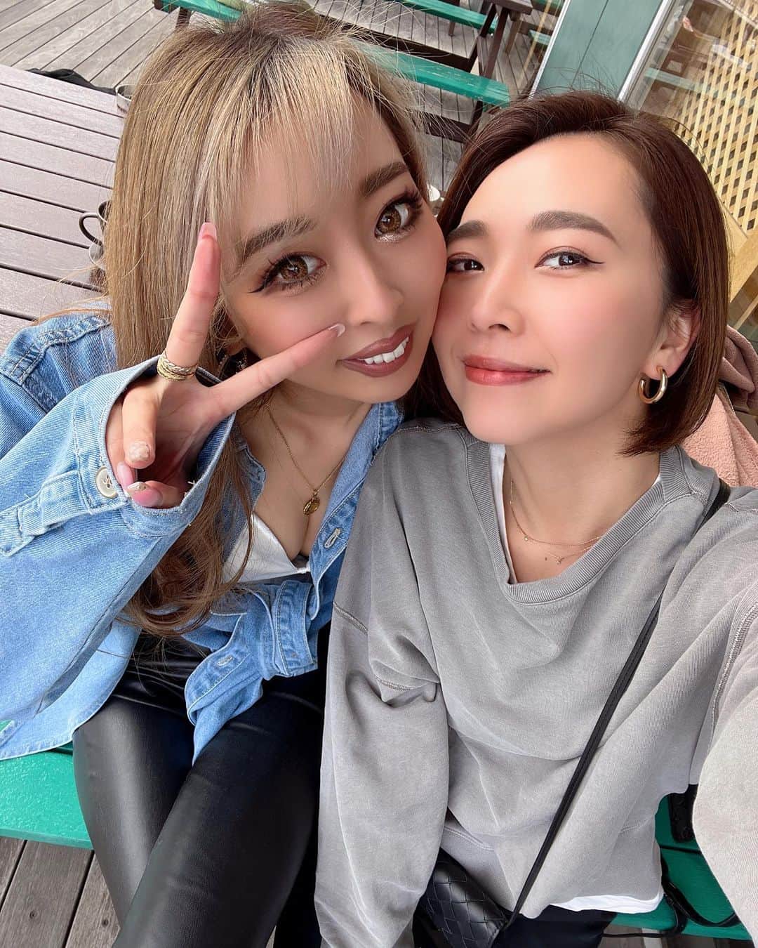 まあーか（まかたん）さんのインスタグラム写真 - (まあーか（まかたん）Instagram)「. お姉すきぴ⁽⁽ଘ( ˙꒳​˙ )ଓ⁾⁾💓 ノンアル🍻での濃厚接触はじめてじゃん🥵 天気🌞良くて最高chillい週末だたん🦥 .  #春#🌸#春コーデ#花見#イニシャルネックレス#黒ギャル引退#ぎゃる#尻トレ #尻トレ女子 #ヨシンモリ#🦥#眉アートメイク#カラコン#シャドールーツ#フェイスフレーミング #髪質改善トリートメント #ハイトーンカラー #シャドールーツ#海外ファッション#小顔になりたい #zara#fashionnova#bershka#handm#shein」3月25日 12時19分 - m_k_gram