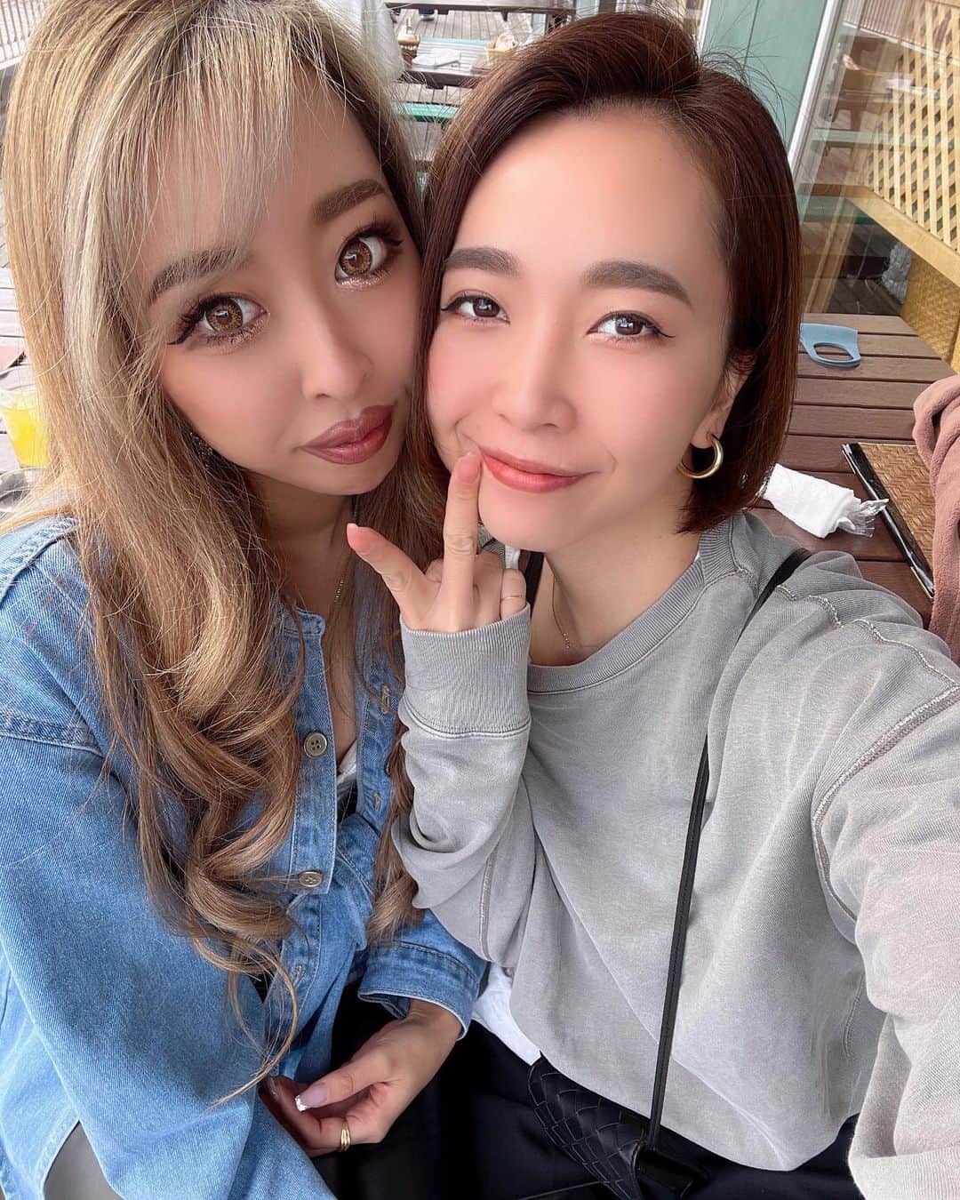 まあーか（まかたん）さんのインスタグラム写真 - (まあーか（まかたん）Instagram)「. お姉すきぴ⁽⁽ଘ( ˙꒳​˙ )ଓ⁾⁾💓 ノンアル🍻での濃厚接触はじめてじゃん🥵 天気🌞良くて最高chillい週末だたん🦥 .  #春#🌸#春コーデ#花見#イニシャルネックレス#黒ギャル引退#ぎゃる#尻トレ #尻トレ女子 #ヨシンモリ#🦥#眉アートメイク#カラコン#シャドールーツ#フェイスフレーミング #髪質改善トリートメント #ハイトーンカラー #シャドールーツ#海外ファッション#小顔になりたい #zara#fashionnova#bershka#handm#shein」3月25日 12時19分 - m_k_gram