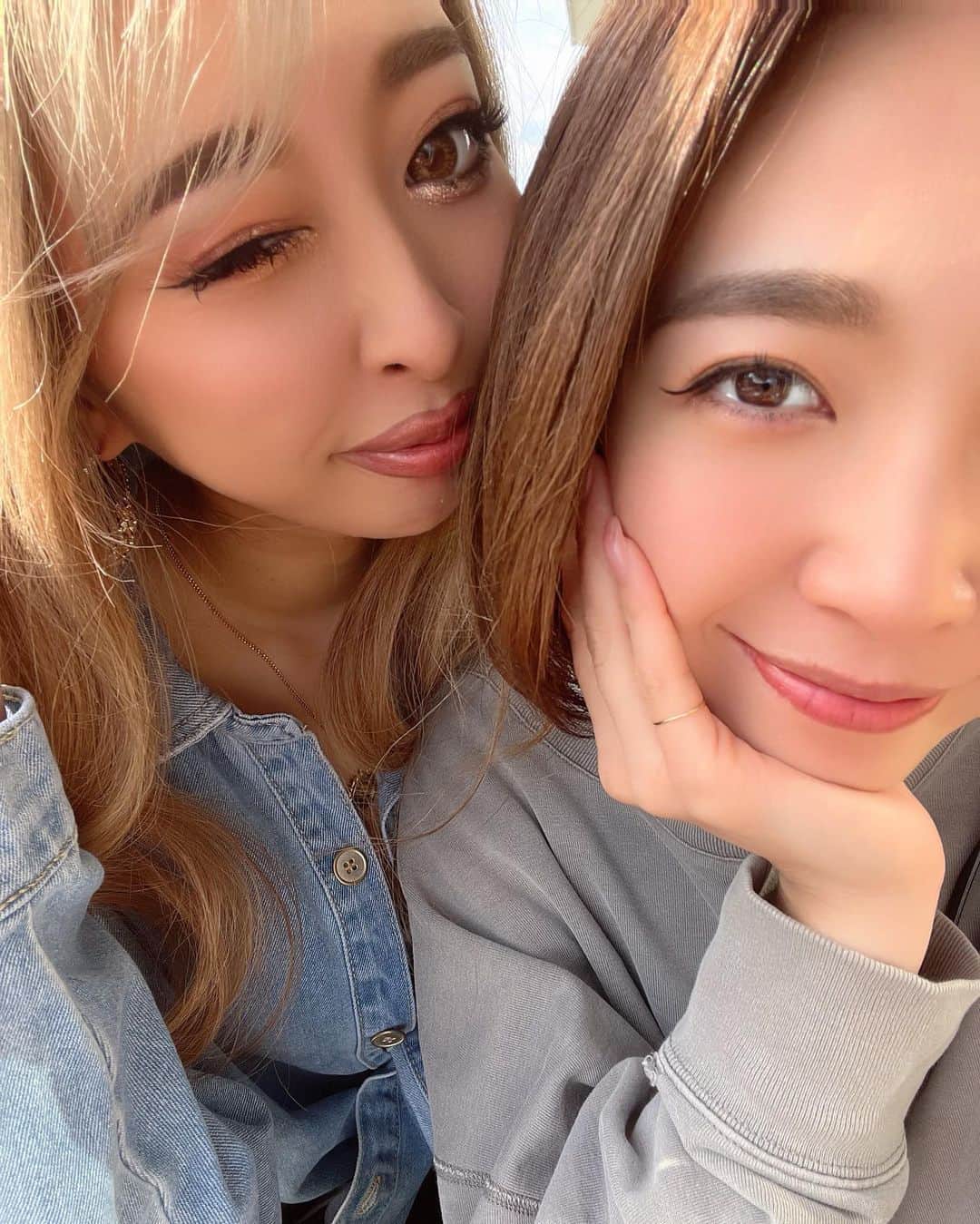 まあーか（まかたん）さんのインスタグラム写真 - (まあーか（まかたん）Instagram)「. お姉すきぴ⁽⁽ଘ( ˙꒳​˙ )ଓ⁾⁾💓 ノンアル🍻での濃厚接触はじめてじゃん🥵 天気🌞良くて最高chillい週末だたん🦥 .  #春#🌸#春コーデ#花見#イニシャルネックレス#黒ギャル引退#ぎゃる#尻トレ #尻トレ女子 #ヨシンモリ#🦥#眉アートメイク#カラコン#シャドールーツ#フェイスフレーミング #髪質改善トリートメント #ハイトーンカラー #シャドールーツ#海外ファッション#小顔になりたい #zara#fashionnova#bershka#handm#shein」3月25日 12時19分 - m_k_gram