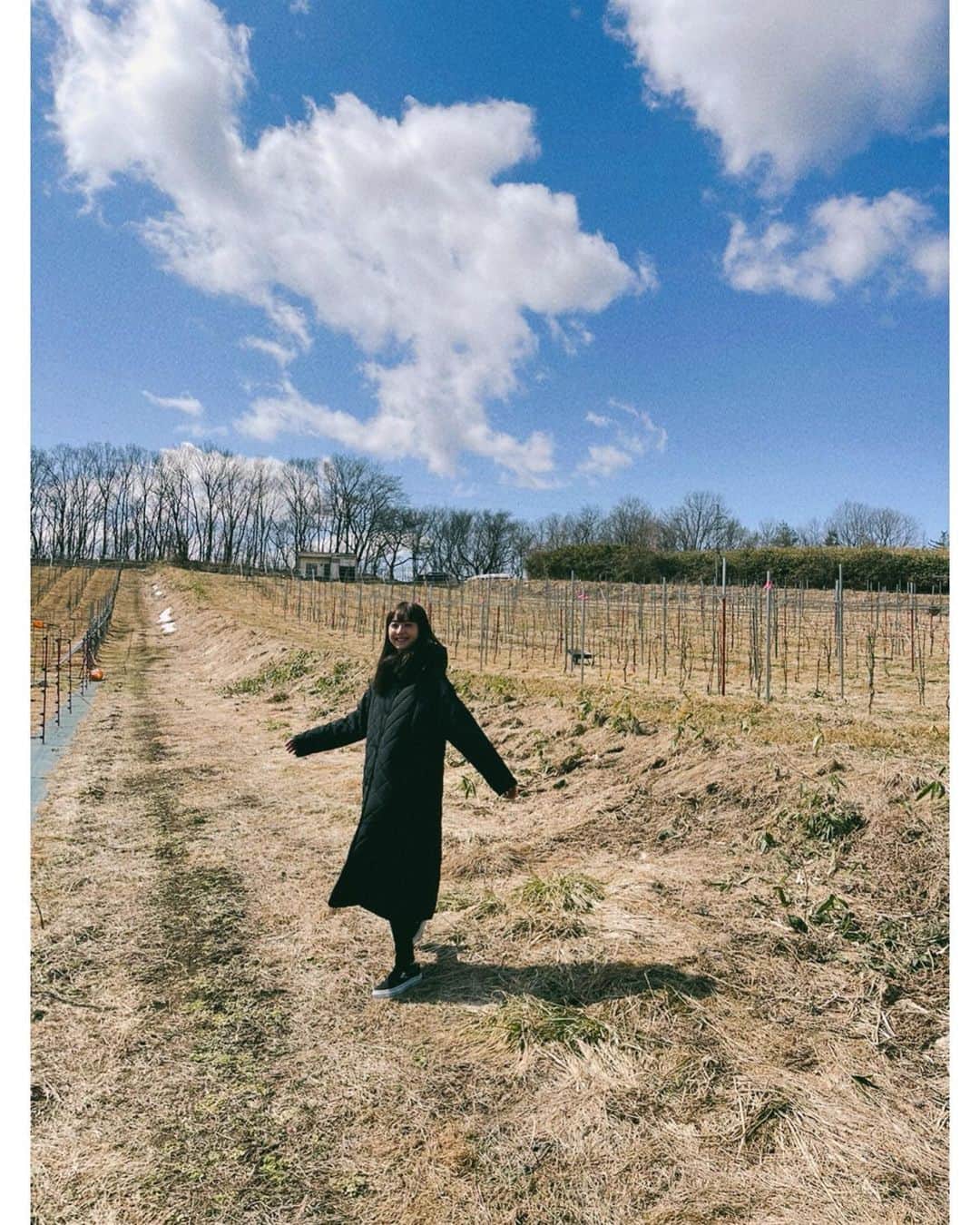 佐々木希さんのインスタグラム写真 - (佐々木希Instagram)「念願の。 Fattoria AL FIOREの畑とワイナリーの見学へ🍇 先ずは畑の写真！ ナチュラルワインが好きで、今まで色々飲んできましたが、日本ワインの中でもとても好きなアルフィオーレのワイン生産者、目黒さんと偶然お会いする機会があり、今回実現する事ができました☺︎ 目黒さん夫婦の温かい優しさに沢山触れる事が出来たり、熱い想いを色々と聞けたりと、心から癒される旅になりました。 好きな物の生産者の方に会いに行く事って、とても大切だなぁと改めて思いました。  #FattoriaALFIORE #ナチュラルワイン #KURIYACOFFEEROASTERS」3月25日 14時12分 - nozomisasaki_official