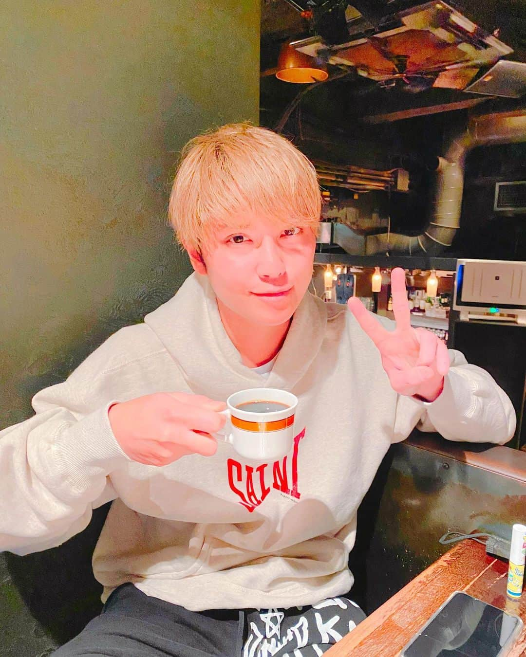 手越祐也さんのインスタグラム写真 - (手越祐也Instagram)「ソロになって初めての札幌でのLIVE！ 最高だったぜ✌️ 3日間いてスープカレー食べたり、昨日は本番前にcafeいったり会社のスタッフとダンサーズとジンギスカン食べた！(写ってないけどww) ハンバーグも食べて札幌満喫したぜー！ また成長して帰ってくるね♪  #手越祐也 #yuyategoshi #てごにゃん #テイッ #札幌  #ライブしか勝たん」3月25日 14時25分 - yuya.tegoshi1054