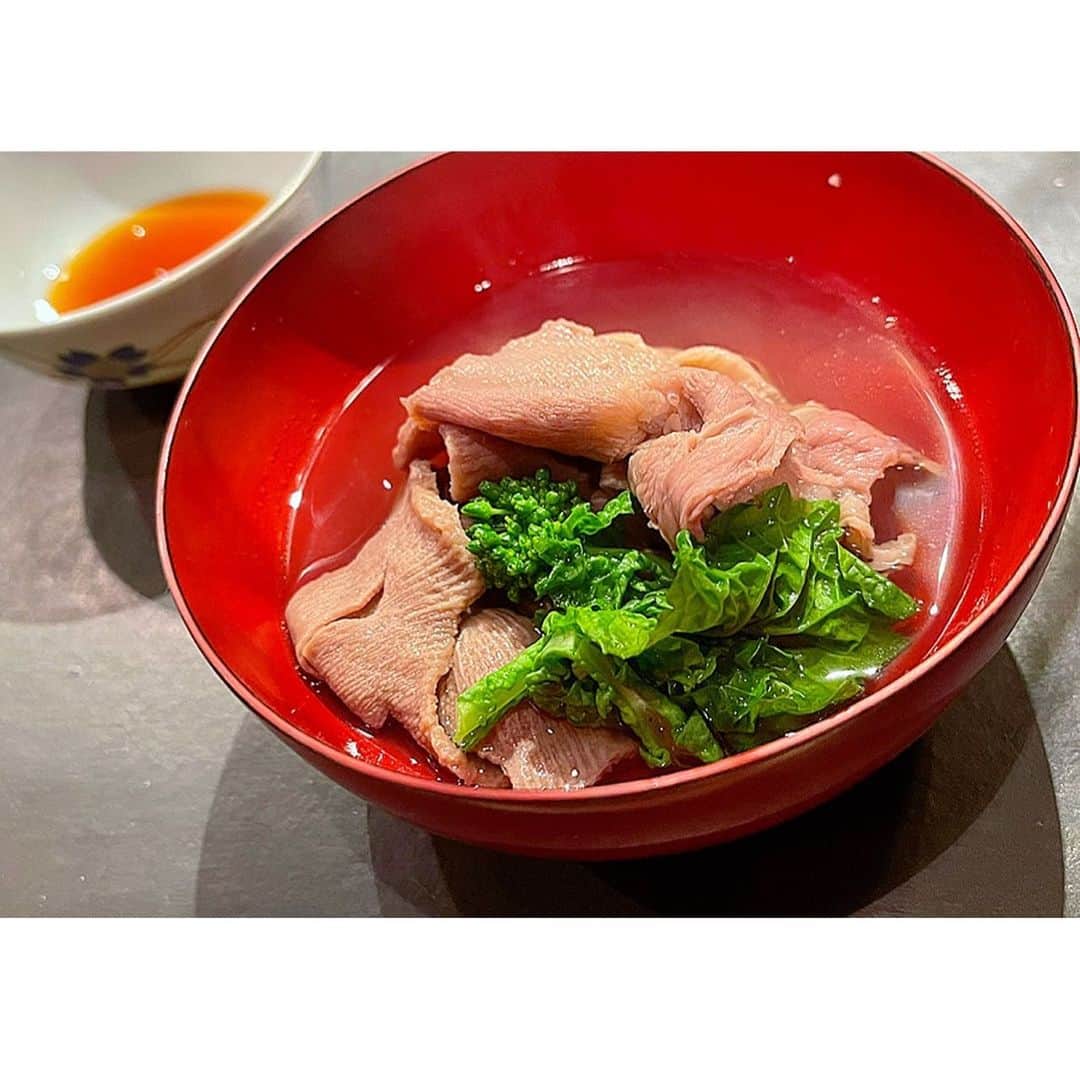 百合華さんのインスタグラム写真 - (百合華Instagram)「大阪北新地にある超予約困難なイノベーティブフュージョン『U.KAI』にてディナータイム🍽✨💕  食材のポテンシャルを最大限に惹き出す魅惑的なディナーコースを頂きました🎶  #食材のポテンシャルを最大限に生かす   使用なされる厳選極上食材を惜しげもなくお披露目してくださります😍  #極上食材図鑑   お肉への愛を感じる逸品料理にも感動致しました✨✨  #お肉への拘りが素晴らしい  シェフの経験＆知識や感性が溢れた創作料理達の続きは次回UP致します💋  #japan #日本 #大阪 #北新地 #北新地グルメ  #超予約困難店 #innovativefusion  #イノベーティブフュージョン  #ジャンルにとらわれない #職人技が素晴らしい  #極上食材のコース  #スペシャリテ #名物料理 #肉料理  #美食 #美食家」3月25日 17時20分 - yurika.lovelily