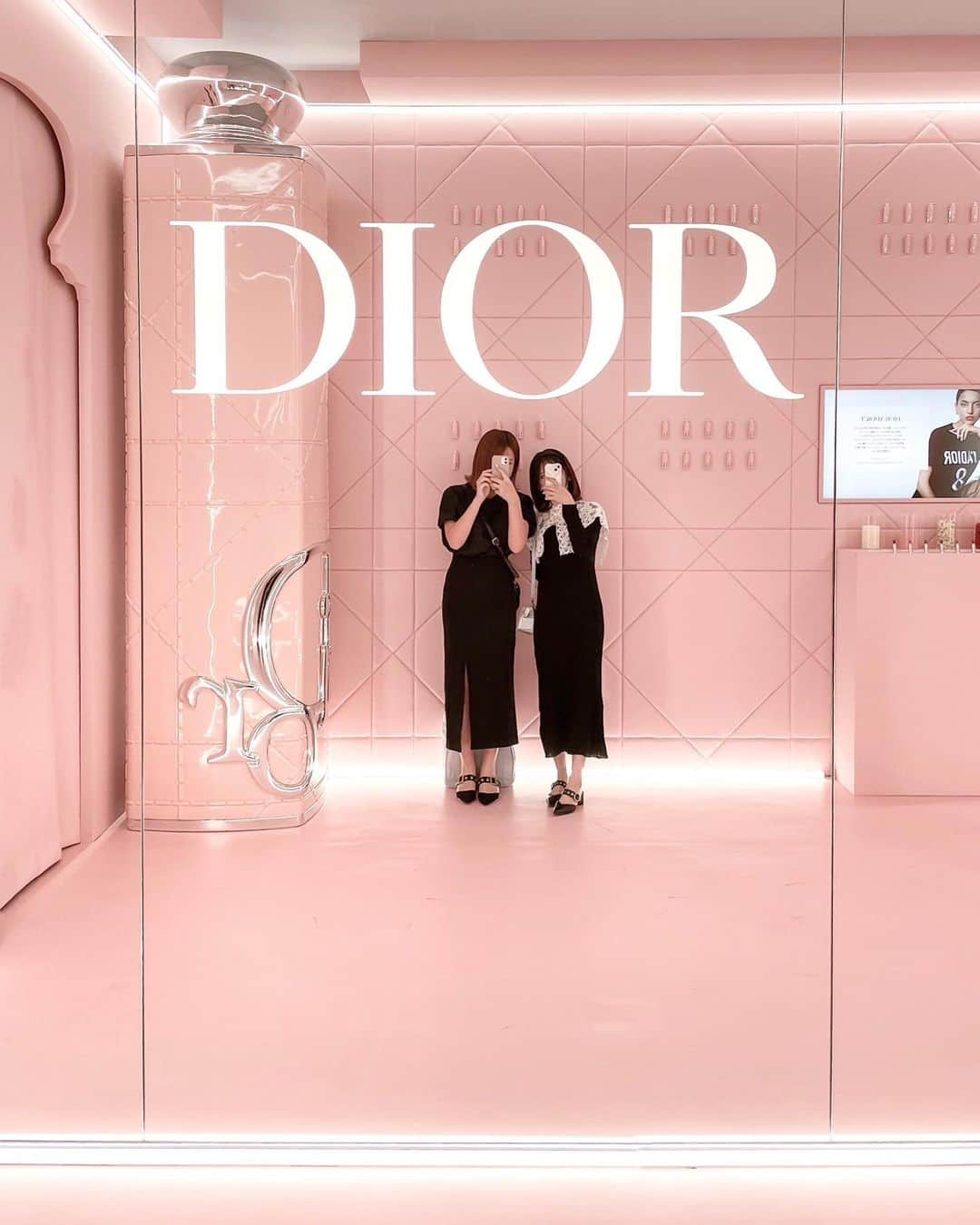 RIEさんのインスタグラム写真 - (RIEInstagram)「【 明治神宮前 / @diorbeauty 】 ⁡ 期間限定4/3まで開催されている ディオールアディクトショールーム🪩🫧 ⁡ ここでは数量限定カラーのリップや 先行発売のリップケースを購入できて 運良ければゲームで当たることも🎖 ayaちゃん見事に当選してた👏🏻  好きなリフィルと組み合わせられるケースは メタリックシルバー、ピンクカナージュ、 インディゴデニムと3種類展開💋 わたしはデニムケースを購入👖⭐︎ ⁡  📝予約方法 イベント特設サイトよりLINE@で申込み📲 完全予約制ではありますが入場無料なので 是非チェックしてみてください🎟⸝⋆  ⁡ ⁡  ⁡ ⁡ ⁡ ⁡  ⁡#dioraddictshowroom #dioraddict #dior #diorcafe #coeur #ディオールアディクトショールーム #アディクトショールーム #ディオールアディクト #ディオール #ディオールコスメ #ディオールリップ #ディオールポップアップ #ディオールカフェ #明治神宮前 #表参道 #原宿 #明治神宮前カフェ #表参道カフェ #原宿カフェ #ポップアップストア #期間限定 #ディオールコスメ #ブラックコーデ #チャールズアンドキース」3月25日 17時41分 - rie_tabi