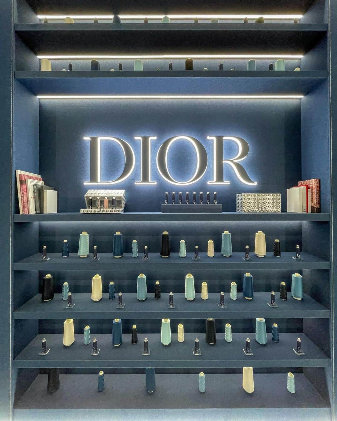 RIEさんのインスタグラム写真 - (RIEInstagram)「【 明治神宮前 / @diorbeauty 】 ⁡ 期間限定4/3まで開催されている ディオールアディクトショールーム🪩🫧 ⁡ ここでは数量限定カラーのリップや 先行発売のリップケースを購入できて 運良ければゲームで当たることも🎖 ayaちゃん見事に当選してた👏🏻  好きなリフィルと組み合わせられるケースは メタリックシルバー、ピンクカナージュ、 インディゴデニムと3種類展開💋 わたしはデニムケースを購入👖⭐︎ ⁡  📝予約方法 イベント特設サイトよりLINE@で申込み📲 完全予約制ではありますが入場無料なので 是非チェックしてみてください🎟⸝⋆  ⁡ ⁡  ⁡ ⁡ ⁡ ⁡  ⁡#dioraddictshowroom #dioraddict #dior #diorcafe #coeur #ディオールアディクトショールーム #アディクトショールーム #ディオールアディクト #ディオール #ディオールコスメ #ディオールリップ #ディオールポップアップ #ディオールカフェ #明治神宮前 #表参道 #原宿 #明治神宮前カフェ #表参道カフェ #原宿カフェ #ポップアップストア #期間限定 #ディオールコスメ #ブラックコーデ #チャールズアンドキース」3月25日 17時41分 - rie_tabi