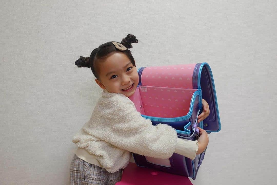 ゆうひなたさんのインスタグラム写真 - (ゆうひなたInstagram)「. . . 🌸ラン活はじめました🌸. . . 幼稚園でサンプル本を貰った 神田屋鞄ランドセル（@kandaya_k） のサンプルランドセルを お取り寄せしたよ🎒♩. . . ゆうひは念願のランドセルに 目がキラキラ🤩🤩🤩. . . うす紫がいいって言ってたけど 今回の色は少し濃いめだったみたい！ もうすこしラベンダー感あるのが いいのかな？☺️. . . ゆうひお気に入りポイントは サイドのストーン💎と 中のピンクハートらしい😚💗. . . 中身見てからランドセル閉める時に 頭にかぶって大爆笑してたよ🤣🤣. . . 神田屋鞄ランドセルは 細かく1つ1つ選べるから しっかりこだわれるし、 わくわくするね😋✨. . . みんなはどこでランドセル 選んだのかな🥹？？. . .  他にも色んなランドセルを見て たくさん悩みそうな気がする🤣 長く使うものやし、 ゆうひが1番気に入ったランドセルに 決めようと思います🤤⭐️. . . . #ランドセル #神田屋鞄製作所  #神田屋鞄 #オーダーメイドランドセル #ラン活 #ラン活2022 #ラン活2023 #年長さん #年長ママ #pr」3月25日 17時48分 - yu_hinataxx