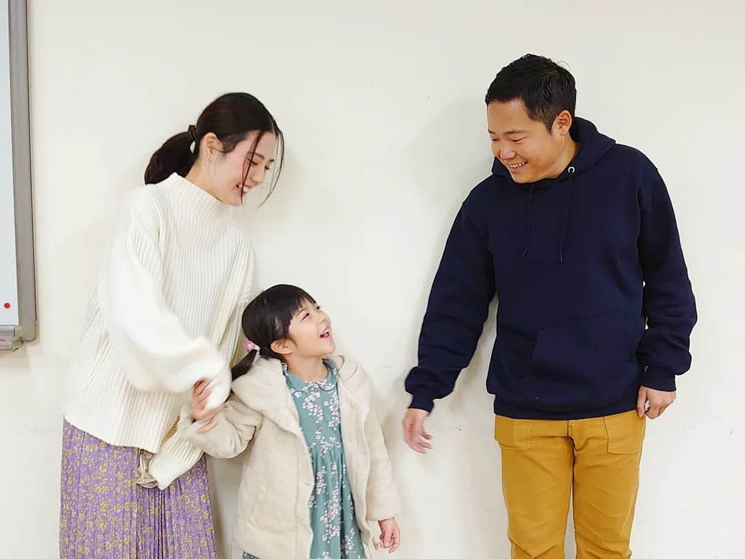 加藤柚凪さんのインスタグラム写真 - (加藤柚凪Instagram)「NHKドラマ『恋せぬふたり』の、 だいすきなママとパパと📸✨  ちょっと待っててね～のあいだに、 いっぱいお話したり、 いっしょに本をよんだり😊📖 ママとは折り紙の小鳥をいっしょに折ったり、🐦🎶 パパと紙ヒコーキとばしてあそんだりしたよ✈️✨ 3人でいっしょに似顔絵大会したのもうれしかった～‼️😆💓 撮影にいくのがいつもとってもたのしみでした🥰  またお会いできますように😌✨  #北香那 さん #アベラヒデノブ さん #ありがとうございます！ #NHK #恋せぬふたり #まやちゃん #加藤柚凪  @yuzuna_kato」3月25日 17時49分 - yuzuna_nagase