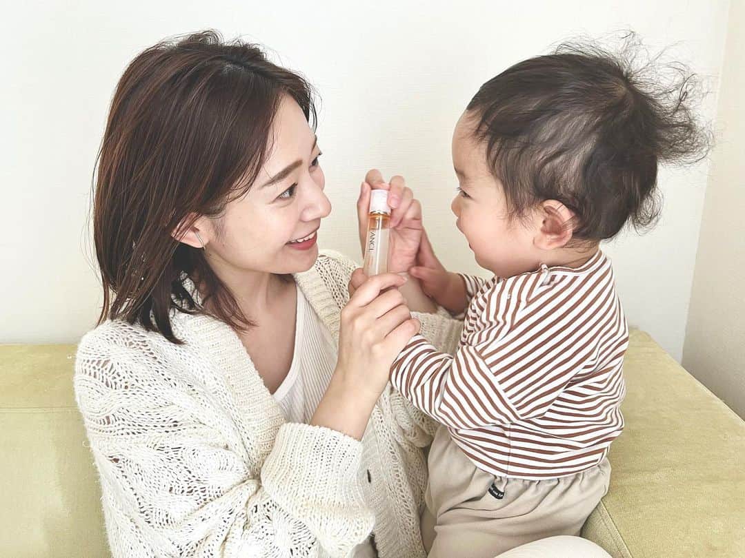 吉田明世さんのインスタグラム写真 - (吉田明世Instagram)「子どもが生まれてから、自分のお肌のために、そして子どもとの肌と肌のふれあいのために、 みんなにとって優しい化粧品を選ぶようになりました。 ファンケルのエンリッチプラスは無添加(防腐剤・香料・合成色素・石油系界面活性剤・紫外線吸収剤を不使用✌︎)、1ヶ月使い切りタイプで、子どものほっぺにすりすりできるのも嬉しい☺️  2人目が生まれてからは、産後だからなのか、はたまた30代も半ばに差し掛かっているからなのか、お肌も確実に変わってきている🤨 そんなタイミングなので、早めのエイジング、シワ改善ケアができるのも心強いです。   子どもたちの着替えでバタバタのお風呂後も、これ一本で化粧液と美容液代わりになるので、助かっています♡  #今日も圧倒的な寝癖スタイルを見せつける弟くん #鳥の巣ヘア #化粧品やコスメは狙われる　#笑顔に見える母と息子ですが　#実は熾烈な取り合いをしています笑　 #楽天 #無料  #pr #ファンケル #コスメ #化粧品 #化粧水 #スキンケア #fancl」3月25日 18時09分 - akiyo0414