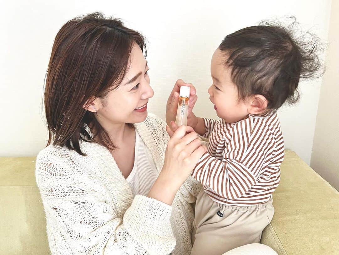 吉田明世さんのインスタグラム写真 - (吉田明世Instagram)「子どもが生まれてから、自分のお肌のために、そして子どもとの肌と肌のふれあいのために、 みんなにとって優しい化粧品を選ぶようになりました。 ファンケルのエンリッチプラスは無添加(防腐剤・香料・合成色素・石油系界面活性剤・紫外線吸収剤を不使用✌︎)、1ヶ月使い切りタイプで、子どものほっぺにすりすりできるのも嬉しい☺️  2人目が生まれてからは、産後だからなのか、はたまた30代も半ばに差し掛かっているからなのか、お肌も確実に変わってきている🤨 そんなタイミングなので、早めのエイジング、シワ改善ケアができるのも心強いです。   子どもたちの着替えでバタバタのお風呂後も、これ一本で化粧液と美容液代わりになるので、助かっています♡  #今日も圧倒的な寝癖スタイルを見せつける弟くん #鳥の巣ヘア #化粧品やコスメは狙われる　#笑顔に見える母と息子ですが　#実は熾烈な取り合いをしています笑　 #楽天 #無料  #pr #ファンケル #コスメ #化粧品 #化粧水 #スキンケア #fancl」3月25日 18時09分 - akiyo0414
