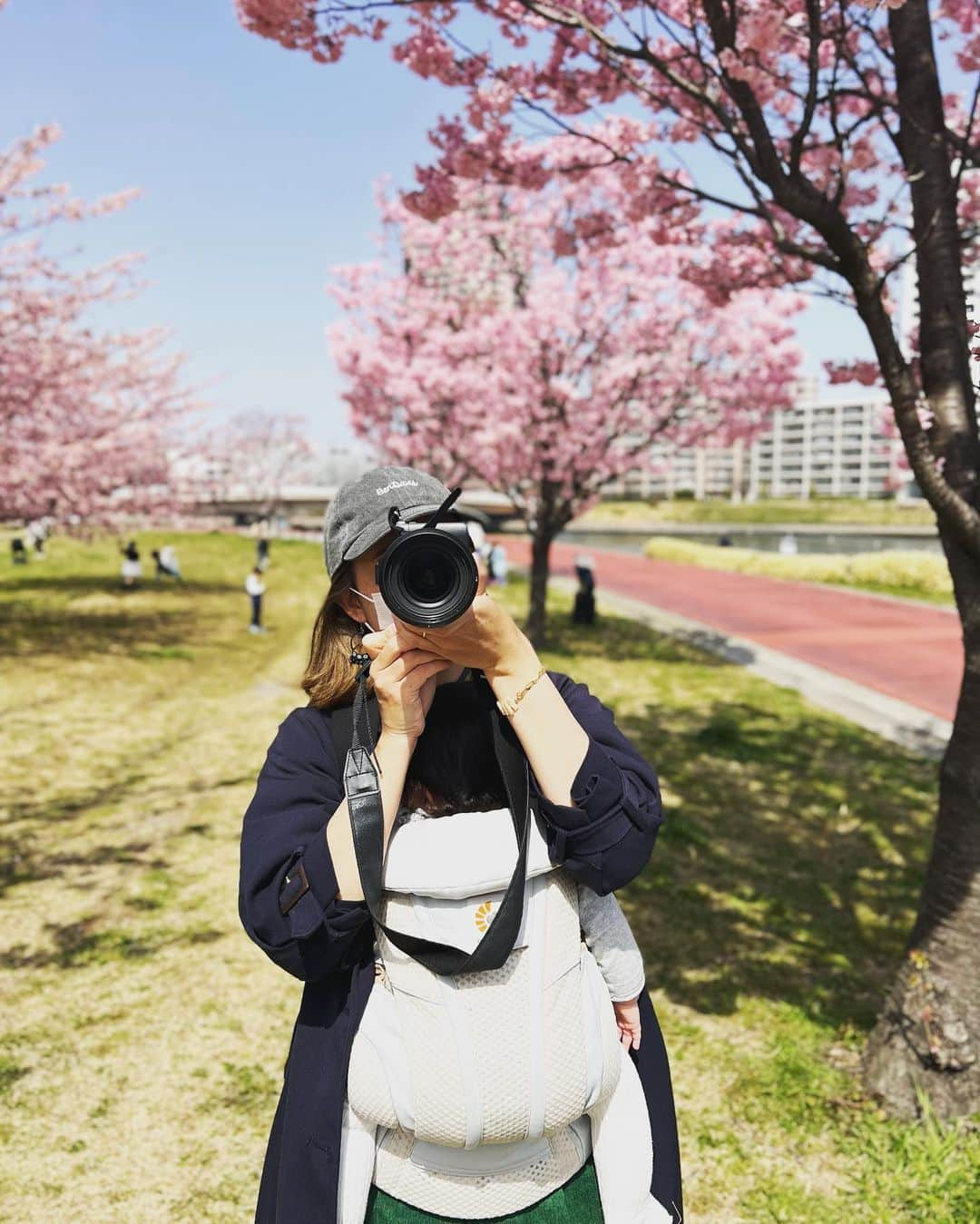 クロさんのインスタグラム写真 - (クロInstagram)「大学友人 ママカメラマンで活躍中のサオリン @_cha0ri_ にお散歩がてら写真を撮ってもらったよ☺️🤟🏽🤟🏽  「寒桜」「雪柳」など春をたくさん見つけました〜🤟🏽🤟🏽🤟🏽  モデルさんみたいに手捌きはできない。もっと予習すべき。 予習がなんでも大切なのに丸腰でトライしな自分はバカすぎる。  もっと顔が薄かったらよかったな〜💭　とか、 もっと肌の色が白かったら良かったな〜💭💭 華奢になりたいなぁ💭💭💭 とかおもふところはたくさんあるけれど、大学の友達に「かわいいかわいい」となぜか褒めちぎられながら、撮ってもらうのはとても嬉しいのでした。（私ってより光とのバランスとかきっとプロのそーゆーやつよねw）  楽しい時間と素敵な写真をありがとうサオリン☺️🙏🏽🙏🏽🙏🏽  photo by @_cha0ri_   #痩せてまた前歯出てきた #前歯の出具合で痩せ具合も測れる #ポートレートでカラコンなしも初めてかも #途中同じ写真2枚出てくるのはお得意のミスです #ポートレート　#寒桜 #春探し #お散歩 #雪柳 #アラフォー #あいのり　#東洋大学 #桜 #sakura #横顔」3月25日 18時34分 - kuro_risa