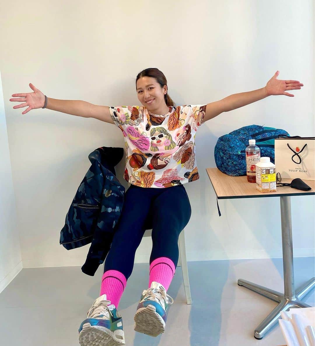 宮川紗麻亜さんのインスタグラム写真 - (宮川紗麻亜Instagram)「🌻 ファッションテロリスト💘 二度見される率、ガン見される率高め！笑 Tシャツを見てたのか…靴下を見てたのか…  アカリ @aaaachan.dayo が持っていたポーチとカバンを持ってみたら、ピンクおばさんになっちゃったよ💓 ちなみにTシャツはZARAです。  ファッションテロリストといえば2PMのテギョン💚💚 ダサいという意味で呼ばれてたみたいだけど、テギョンはカッコいいからいいんだよ！笑  #ファッションテロリスト #2PM #テギョン #💚 #ファッション #fashion #派手め #pink #ピンクおばさん #Tシャツ #靴下 #ZARA #Nike #スポーティーファッション #sports  #beachvolleyball #ビーチバレー #volleyball #バレーボール #배구선수 #비치발리볼 #바다 #summermiyagawa #宮川紗麻亜 #面白いTシャツ好き」3月25日 18時58分 - sunflower__summer