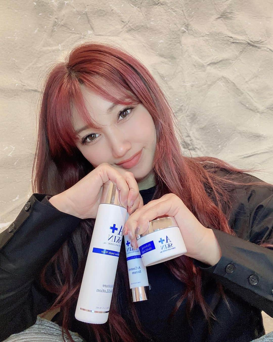 YUMIKAさんのインスタグラム写真 - (YUMIKAInstagram)「TOKYO ACE CLINICから 化粧水・美容液・クリームがセットのドクターズコスメ"A-SKIN"が発売されたのでストーリーに書いた通り僭越ながらガチレビュー🥷💓  私はアトピー&超乾燥性敏感肌なのですが刺激も赤みも無く使い心地めっちゃ良かった🥺✨  発酵菌と幹細胞成分配合って所にトキめくし 潤いとハリのおかげでピカーッ✨となる🧚‍♀️  化粧水はサラっとしてるけどしっとりする不思議な質感で肌馴染み抜群 (話題のEGFもCICAも入ってる最高)  美容液はトロトロで高浸透って感覚が感じられて高まる (レチノール入っててシワもたるみも怖くない)  クリームは嫌なベタつき一切無くてとにかくもっちもちになる系 (潤うオイルも入ってるのに驚きの軽さ)  そう。もはやアベンジャーズ。  限定3000個のスペシャルBOXに ヘアバンドがsetで付いてくるので猫耳体験🐈 (2枚目すっぴんと見せかけての抜かりなしカラコン)  こんな高いクオリティで初回75%OFFの 5,940円って良いんですか？！？！ ってくらいお得なので 気になる方本当に試してみて欲しい😳✨✨  #pr #tokyoaceclinc #エースキン #a_skin #ドクターズコスメ #幹細胞」3月25日 18時59分 - yumika_black