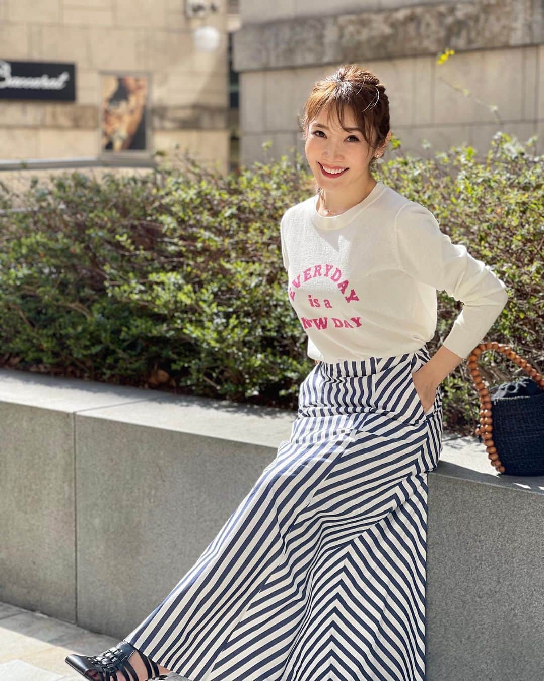 吉田美紀さんのインスタグラム写真 - (吉田美紀Instagram)「・ ・ EVERYDAY is a NEW DAY! そんな気持ちでいたいね♡♥︎♡ ・ 袖を通すたびにハッピーになれるロゴニット♫ ・ ゆっくりお散歩をしたら 一気に桜の開花がすすみワクワクした金曜日でした🌸 ・ 皆さん、良い週末を･:*+. ・ tops→#lialapg  skirt→#unitedarrows  ・ #coordinate #outfit #ootd #look #style #fashion #wardrobe #instagood #instafashion #コーディネート #ファッション #ママコーデ #ママコーディネート #ママファッション #ロゴニット」3月25日 19時15分 - miki__yoshida