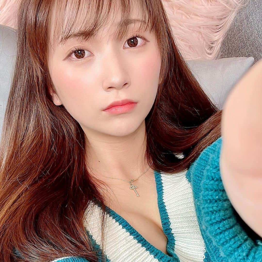 街山みほさんのインスタグラム写真 - (街山みほInstagram)「おいで？❤️ ⁡ 今日もお疲れ様♪ ⁡ ⁡ 今週は気温の変化が凄かったね😳 ⁡ 皆さん、体調は崩してないかな？？ ⁡ 一日に一回は、自分に優しくする時間を作ってね💞 ⁡ ⁡ ~~~~~~~~~~~~~~~~~~~~~~~~~~~~~~~~~~~~~~~ ⁡ 待望の.. ⁡ ◉2nd写真集『Eden』 2022/2/25~ 絶賛発売中です💞 ⁡ 応援し続けてくれる皆さんのおかげです✨  本当にありがとうございます（涙） ⁡ 石垣島という舞台で楽園をイメージとした 開放的な内容になっています🤭 ⁡ 街山の脱ぎっぷりに驚かないでね..？ ⁡ ⁡ ＼＼発売中／／ ⁡ ◉2nd写真集『Eden』 ◉1st写真集『Scarlet』 ⁡ デジタル写真集 ◆「深窓」 ◆「秘宿」 ◆「潮騒」 ◆「秘宿／潮騒」１２０カット完全版 ◆「Scarlet スペシャルEdition vol.１」 ◆「Scarlet スペシャルEdition vol.２」 ◆「Scarlet Max Edition １５０ページ完全版」 ⁡ ⁡ #街山みほ #おいで #お疲れ様 #可愛い #可愛い女の子 #彼女感 #よしよし #美女 #美女図鑑 #美人 #女子大生 #ゆるニット #ファッション #メイク #女優 #グラビア #beautiful #cute #japan #girl #japanese #asian #asiangirl #可愛 #韓国ヘア #귀여운 #モデル #model #デート 感#かわいい女の子」3月25日 19時43分 - machiyamamiho