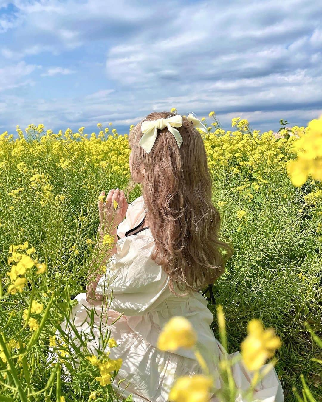 エリンコさんのインスタグラム写真 - (エリンコInstagram)「🌼🐝 . お誕生日が平日だったのでお仕事でお出かけが 出来ないから好きなところに 連れて行ってあげるって言われて 行きたかったお花畑にいってきたよ🌼 . 家族や子どもが多かったけど すごく楽しかったー🥺💕 連れて行ってくれてありがとう👦🏻💞 . そして、 @boomeriiofficial のtwin ribbonから 新色が2色追加で発売されるよっ🎀 一色は画像でつけてるlemon🍋カラーです💛 土曜日の20:00〜の予定です💓 . ワンピースは @yua_mikami ちゃんのブランド @miyours.jp のだよぉー🐣🌼 ゆあちゃん、卒業おめでとうございます🎓💕💐 . #ソレイユの丘 #ソレイユの丘キャンプ場 #菜の花 #三上悠亜 #miyours #ワンピース #リボン #菜の花畑 #横須賀 #yellow #黄色 #お花畑 #花畑 #东京 #时尚潮流 #可爱的 #えりんコーデ #えりんこヘアアレンジ #えりんこカフェ巡り」3月25日 20時30分 - erinko0315