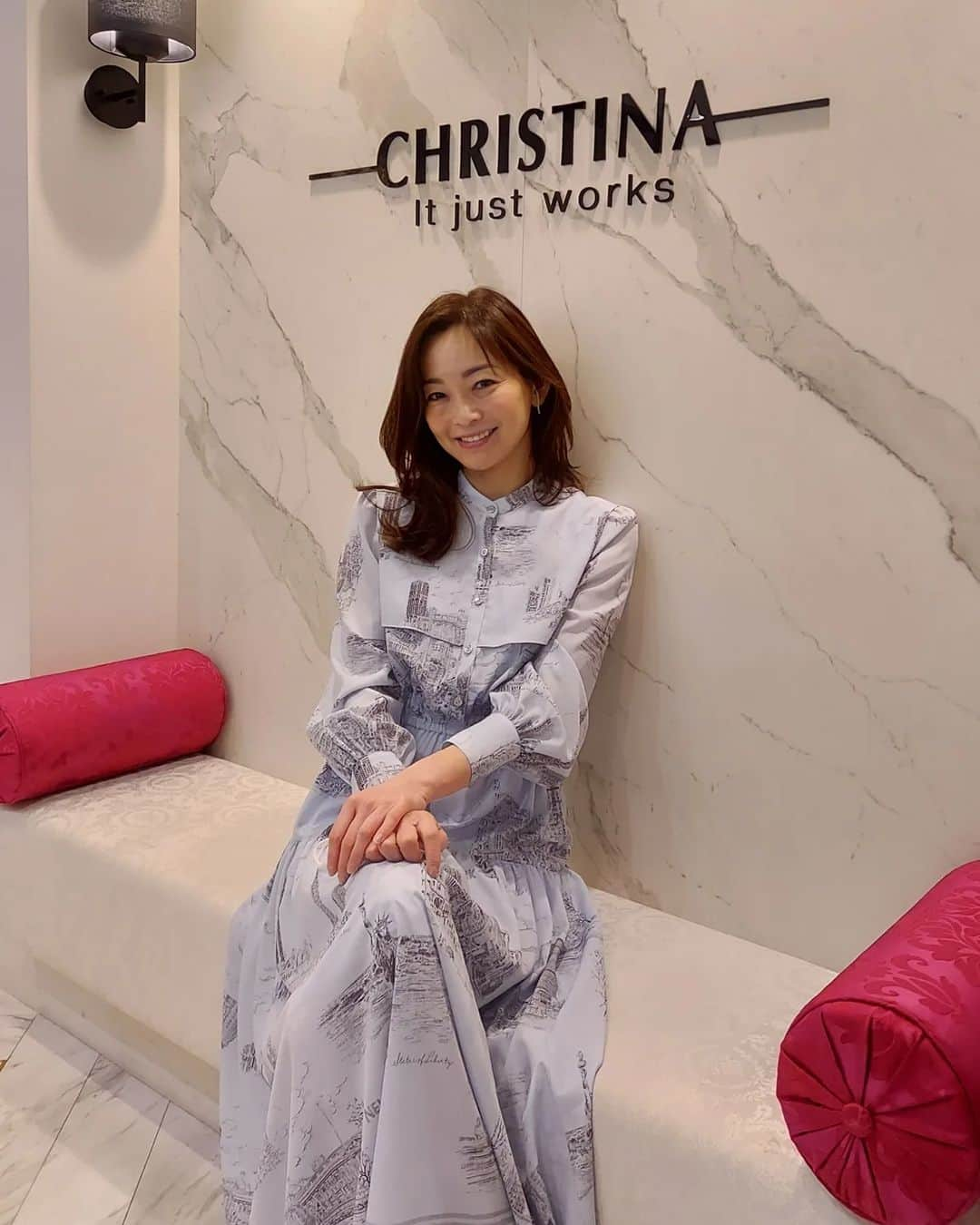 佐藤純さんのインスタグラム写真 - (佐藤純Instagram)「CHRISTINA CLINIC GINZA でお肌のメンテナンス✨  @christinaginza   水光注射してきたよ💉  水光注射は、ヘッドに9針ついていて、一度に細かく注射することで、肌の水分補給やくすみの解消、弾力性の向上、シワや小ジワに効くの。  麻酔もしてくれるのでそんなに痛みはないよ😉  3枚目、4枚目は施術直後。  針穴がいっぱいで衝撃的な写真だけど載せちゃう😁  施術直後から、艶がでてるのがわかる‼️  この針穴の傷は、その日のうちにひくよ～😊  肌がキレイになると気分も上がるよね⤴️  #christinaginza #christinaclinicginza #クリスティーナクリニック銀座 #水光注射 #アンチエイジング #美容 #シワ #くすみ #はり #ママ #ママモデル #モデル #mama #mamamodel #model」3月25日 20時32分 - junsatoidea