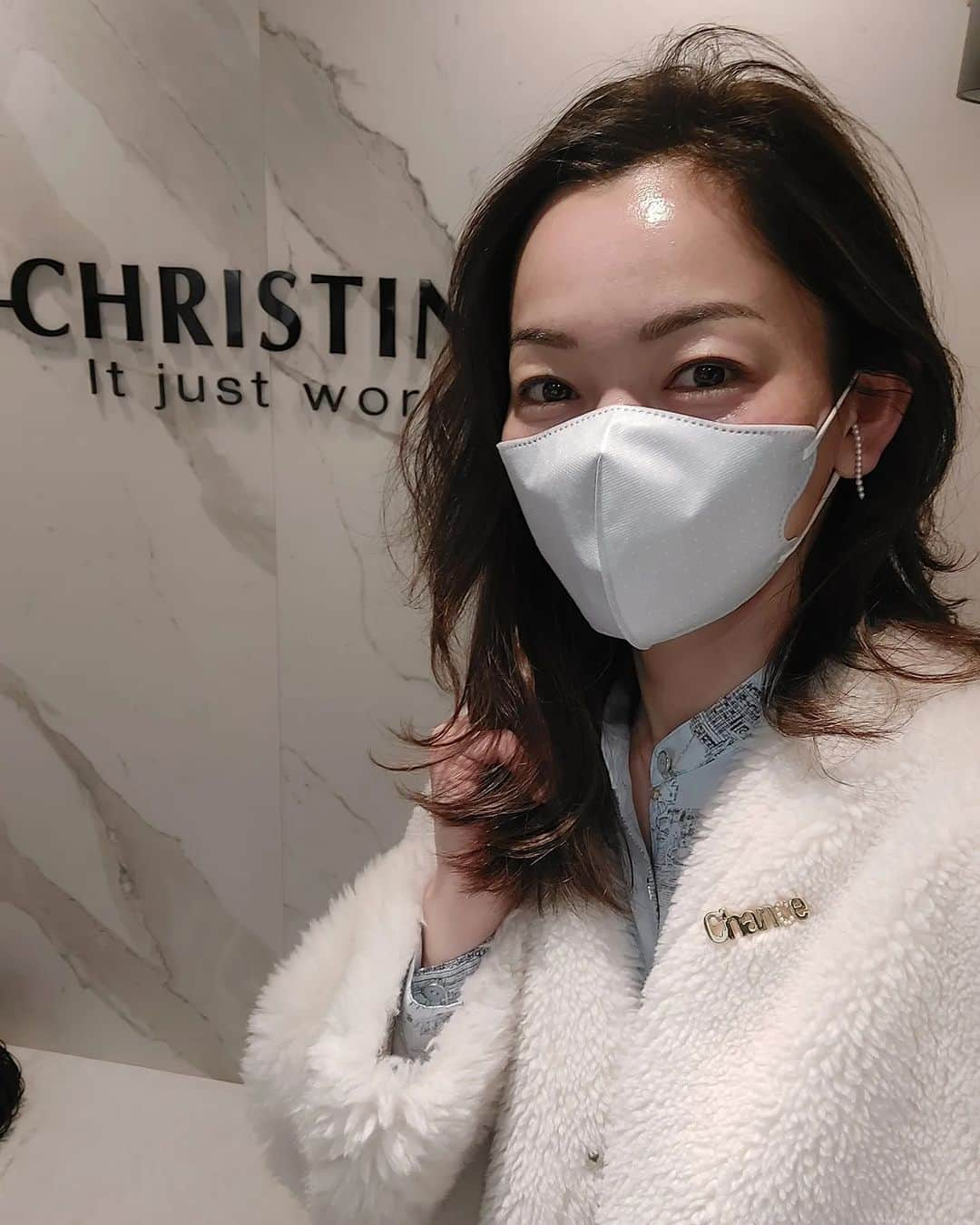 佐藤純さんのインスタグラム写真 - (佐藤純Instagram)「CHRISTINA CLINIC GINZA でお肌のメンテナンス✨  @christinaginza   水光注射してきたよ💉  水光注射は、ヘッドに9針ついていて、一度に細かく注射することで、肌の水分補給やくすみの解消、弾力性の向上、シワや小ジワに効くの。  麻酔もしてくれるのでそんなに痛みはないよ😉  3枚目、4枚目は施術直後。  針穴がいっぱいで衝撃的な写真だけど載せちゃう😁  施術直後から、艶がでてるのがわかる‼️  この針穴の傷は、その日のうちにひくよ～😊  肌がキレイになると気分も上がるよね⤴️  #christinaginza #christinaclinicginza #クリスティーナクリニック銀座 #水光注射 #アンチエイジング #美容 #シワ #くすみ #はり #ママ #ママモデル #モデル #mama #mamamodel #model」3月25日 20時32分 - junsatoidea