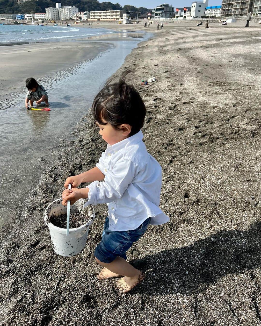 Ayaさんのインスタグラム写真 - (AyaInstagram)「🌊🌊🌊 最近は色んな友達と少しづつ 遊べるようになって成長を感じる🥺 今日も泥まみれになりながら 一生懸命遊んでたっ🤣❤️ 最近は砂遊びがブームな僕👦🏻  #２歳#2歳男の子#海#水遊び#砂遊び大好き #男の子ママ#マタニティライフ🤰」3月25日 21時10分 - aya__fit