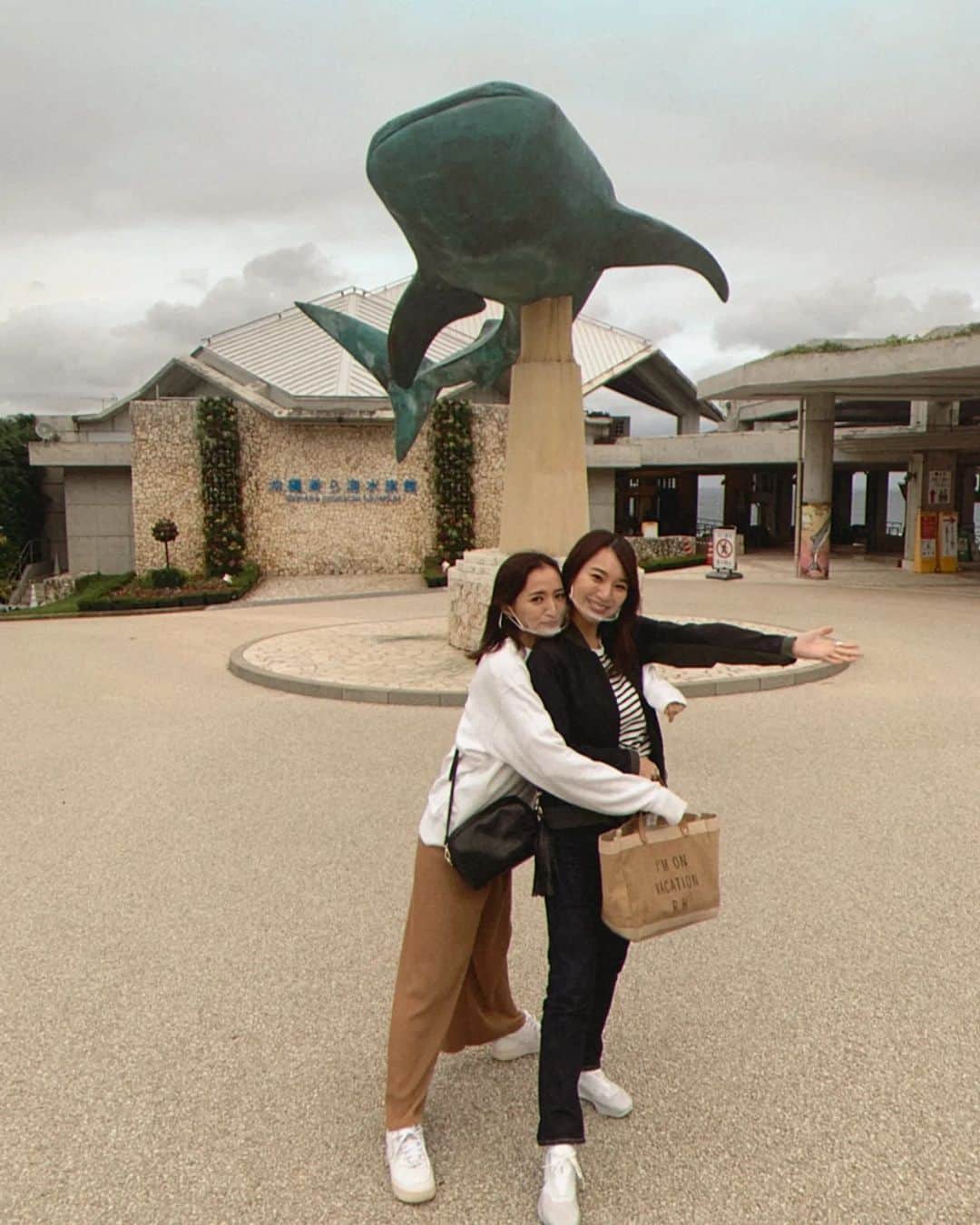 保坂玲奈さんのインスタグラム写真 - (保坂玲奈Instagram)「バスでまわれる沖縄 北部エリア🌺⁡ ⁡ 女子旅プレスの記事が公開されました。⁡ 自然豊かなやんばるのスポットを一部紹介🤍⁡ ⁡ ⁡ ①② #美ら海水族館⁡ 大きな水槽にジンベイザメやマンタが優雅に泳いでてずっと見ていられる...⁡ 2枚目のマンタちゃんはずっと顔をひょっこり出してて可愛い癒された🥰広くて展示もたくさん工夫されてて1日居られる🤍⁡ ⁡ ③④⑤ #フクギ並木 #一福茶屋⁡ 映画の世界のようなフクギ並木🌳⁡ 木漏れ日が気持ちよくて、長寿のガジュマルやすぐ側には海🏖サイクリング後に食べる甘味は特に美味しくて...🤤この琉球版焼き大福「まるやき」のべにいもが美味しかったなぁ..🍠⁡ ⁡ ⑥⑦ #ヤンバルアドベンチャーフィールド⁡ ジップラインやバギーを爆走させてハラハラ楽しかった〜😚亜熱帯の森でアクティブに自然をたっぷり堪能した🐒⁡ ⁡ ⑧⑨⑩ #OKINAWAフルーツらんど⁡ 絵本の世界に入り込んだようなテーマパークで大人も子供も謎解きしながら冒険していくの🌟⁡ 植物もたーくさんあって、写真の🍃の傘も本物の植物😚南国のフルーツも沢山食べて胃も大満足🍍⁡ ⁡ ⁡ 北部エリアは楽しい&無料バスが走っていて、免許がなくてもこんなに観光できるなんて知らなかった😭🤍とっても便利！女子旅プレスの記事には更にスポットや詳細が乗っているので是非見てください🤍⁡ ⁡ ⁡ @joshitabi_press #女子旅#沖縄#無料バス#promotion#沖縄旅行#沖縄観光#やんばる」3月25日 21時14分 - __renao_0707