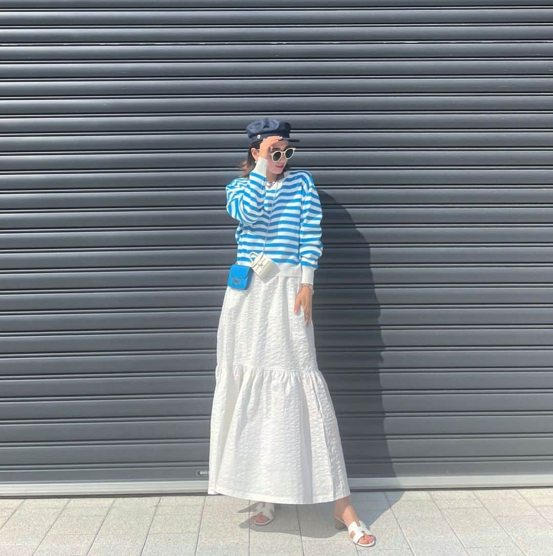 堀江直美さんのインスタグラム写真 - (堀江直美Instagram)「分りやすくBlueボーダーもワッシャー加工を施したコットンスカートで🌏 @hiand_official   PINKとはまた雰囲気変わるね🤍🦕  🛒ご予約中です  #hiand#ハイアンド#hermes  #ワントーンコーデ #delvaux#delvauxbrillant#デルヴォー#デルヴォーバッグ#ルーモア#デルヴォールーモア#ミニアチュール#lesminiatures#アクセ好き#hermes#エルメス#hnhiand」3月25日 22時24分 - naomiiiiiiiiiiii