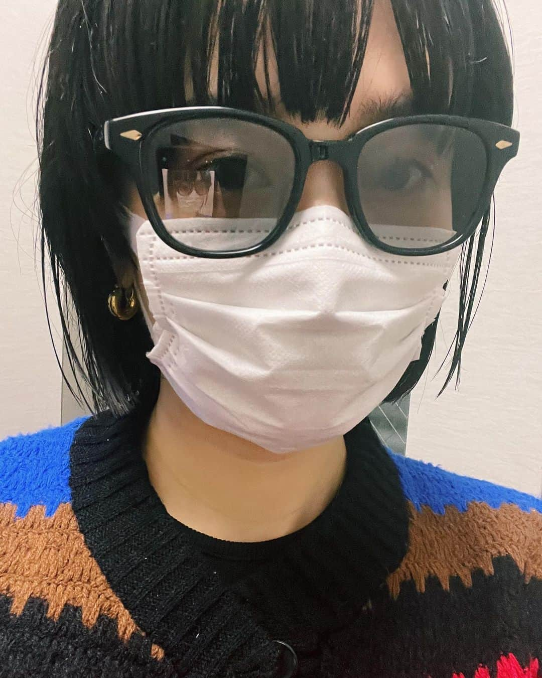 宮城舞さんのインスタグラム写真 - (宮城舞Instagram)「ランチして 天気が良かったので 一駅歩いたりして 帰ってきました👶🏻🚶‍♀️🌞  @nochinooptical のeyewearは 紫外線をうけると 色が変わってくれるから (4枚目分かりやすいよ。私は怖いけど) 普段はクリアレンズでも サングラスに変身するところも 形も日本人向きで かけてて疲れないから大好き🕶  最近全然服買ってないけど クローゼットの中の服が 好きで満足している時期☺️  #今日の宮城はん」3月25日 23時50分 - mai_miyagi