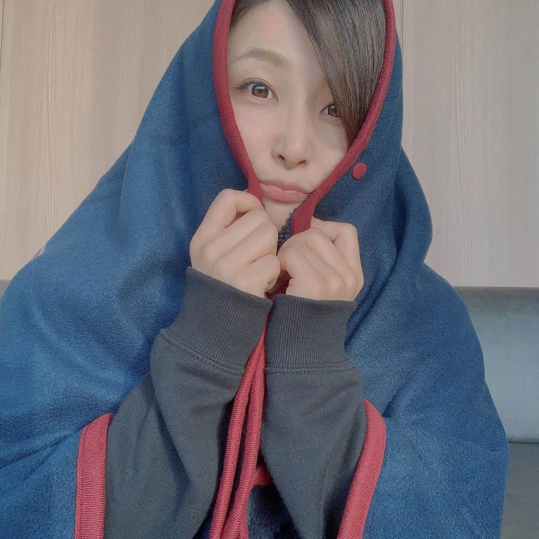 佐藤あり紗さんのインスタグラム写真 - (佐藤あり紗Instagram)「2022.3.25 . . 東北楽天ゴールデンイーグルス 開幕戦⚾️ @rakuten_eagles  #仙台ターミナルビル にご招待いただき お部屋での観戦をさせていただました🗽 ビール、ソフトドリンク付き( ☉_☉)  冷暖房完備🔥贅沢観戦だった🤤💓 松崎社長ありがとうこざいます🙇‍♀️🎶 . ターミナルビルが経営しているメトロ倶楽部で 枝豆と皮付きポテトを食べたよ✨ 2階コンコースにあるから行ってみてね🎶 . 次は2日後、日曜日の観戦予定🙋‍♀️笑 今年も、私のモチベーション楽天観戦に、 たくさんいけますよ～おにッ(*ˊᵕˋ*) お友達のみなさん誘ってね～⚾️ そして、野球をわたしに教えて😘笑 . 肌触りが気持ちよくて、 もこもこのブランケット🎁の日でいただいてきました✨ 来場者全員にプレゼントできる楽天さんは本当に凄いよね。 私も、私たちのチームの価値を上げていかないと いけないなと、改めて感じました!! . . 昨シーズンのように イーグルスファンのみなさまと、お会い出来たり お話出来ることも楽しみです✨ 今年もよろしくお願い致します💓 . #開幕おめでとうございます #東北楽天ゴールデンイーグルス #ロッテ #野球観戦 #スポーツ観戦 #家族観戦 #家族時間 #宮城県スポーツ #楽天大好きバレーボール選手 #全力楽天応援 #ふれーふれー #SATOARISA #佐藤あり紗 #バレーボール選手」3月26日 0時08分 - arisa_chu