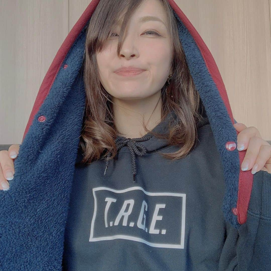 佐藤あり紗さんのインスタグラム写真 - (佐藤あり紗Instagram)「2022.3.25 . . 東北楽天ゴールデンイーグルス 開幕戦⚾️ @rakuten_eagles  #仙台ターミナルビル にご招待いただき お部屋での観戦をさせていただました🗽 ビール、ソフトドリンク付き( ☉_☉)  冷暖房完備🔥贅沢観戦だった🤤💓 松崎社長ありがとうこざいます🙇‍♀️🎶 . ターミナルビルが経営しているメトロ倶楽部で 枝豆と皮付きポテトを食べたよ✨ 2階コンコースにあるから行ってみてね🎶 . 次は2日後、日曜日の観戦予定🙋‍♀️笑 今年も、私のモチベーション楽天観戦に、 たくさんいけますよ～おにッ(*ˊᵕˋ*) お友達のみなさん誘ってね～⚾️ そして、野球をわたしに教えて😘笑 . 肌触りが気持ちよくて、 もこもこのブランケット🎁の日でいただいてきました✨ 来場者全員にプレゼントできる楽天さんは本当に凄いよね。 私も、私たちのチームの価値を上げていかないと いけないなと、改めて感じました!! . . 昨シーズンのように イーグルスファンのみなさまと、お会い出来たり お話出来ることも楽しみです✨ 今年もよろしくお願い致します💓 . #開幕おめでとうございます #東北楽天ゴールデンイーグルス #ロッテ #野球観戦 #スポーツ観戦 #家族観戦 #家族時間 #宮城県スポーツ #楽天大好きバレーボール選手 #全力楽天応援 #ふれーふれー #SATOARISA #佐藤あり紗 #バレーボール選手」3月26日 0時08分 - arisa_chu